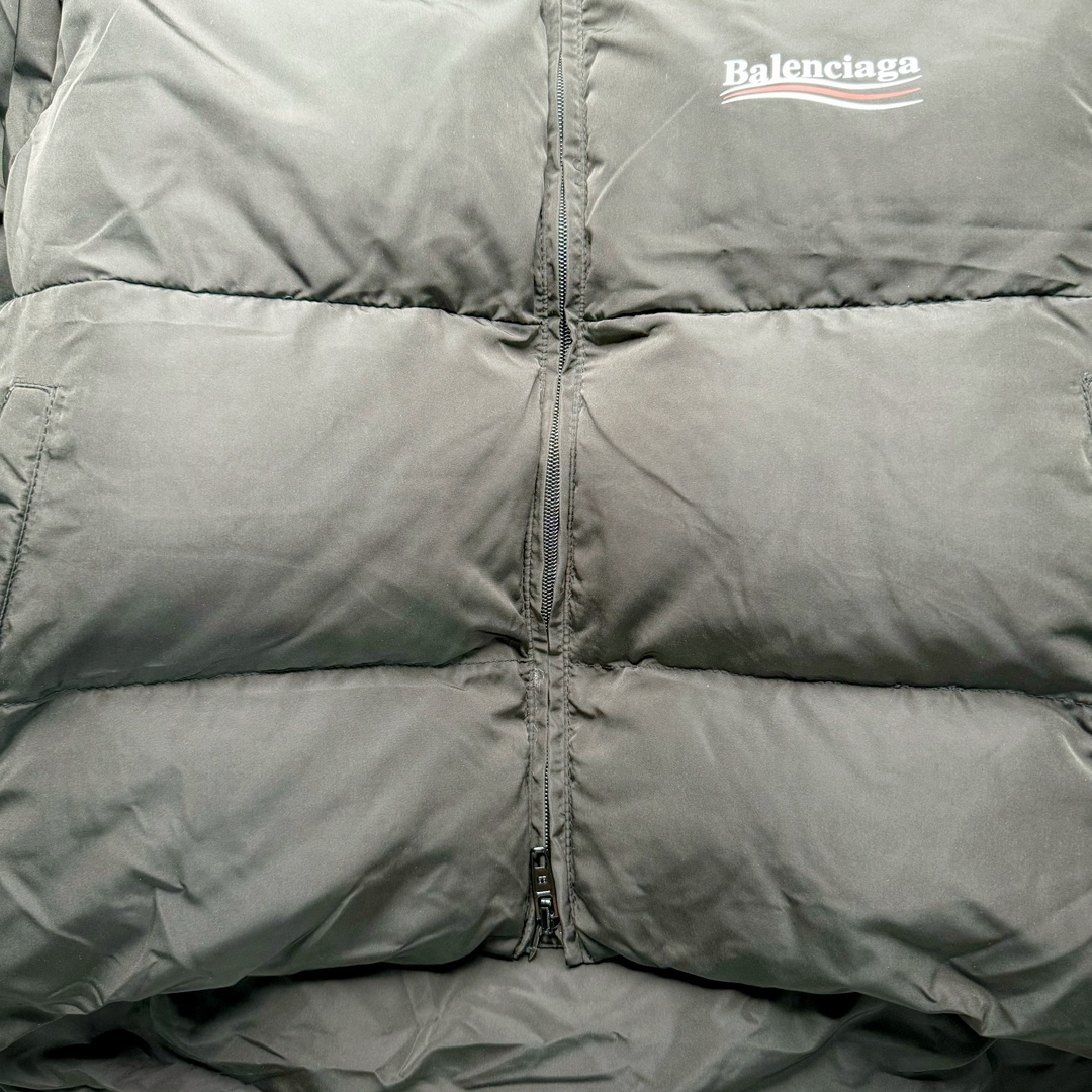 图片[5]-Balenciaga FW23 巴黎世家可乐字母Logo印花长袖夹克宽松版型面包服 原版原价1.58w购入开发面料采用防水风衣面料 里布采用人造丝斜纹布 做防水涂层工艺手感立体丝滑带有功能性 内里夹层棉采用 1500目洗水棉大身跟袖子按照比例车缝走线分格型 整件衣服采用定位花+前幅门襟还原花纯手工剪裁 配套开模订制带BA字母四合扣+鸡眼 黑色款配呛色铝合金材质 前幅门襟拉链 帽檐配全套联名辅料 尺码：42 44 46-选品中心