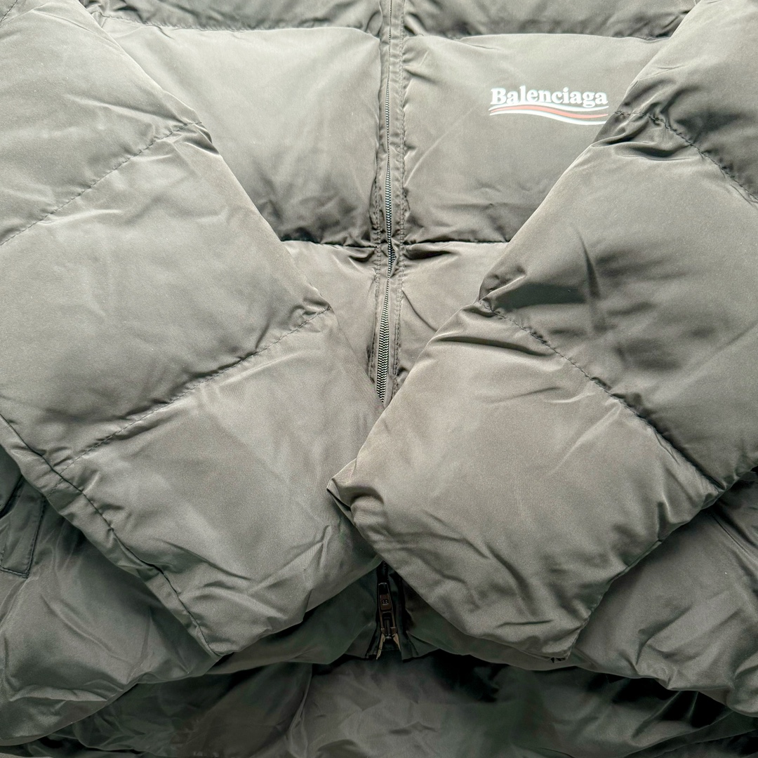 图片[9]-Balenciaga FW23 巴黎世家可乐字母Logo印花长袖夹克宽松版型面包服 原版原价1.58w购入开发面料采用防水风衣面料 里布采用人造丝斜纹布 做防水涂层工艺手感立体丝滑带有功能性 内里夹层棉采用 1500目洗水棉大身跟袖子按照比例车缝走线分格型 整件衣服采用定位花+前幅门襟还原花纯手工剪裁 配套开模订制带BA字母四合扣+鸡眼 黑色款配呛色铝合金材质 前幅门襟拉链 帽檐配全套联名辅料 尺码：42 44 46-选品中心