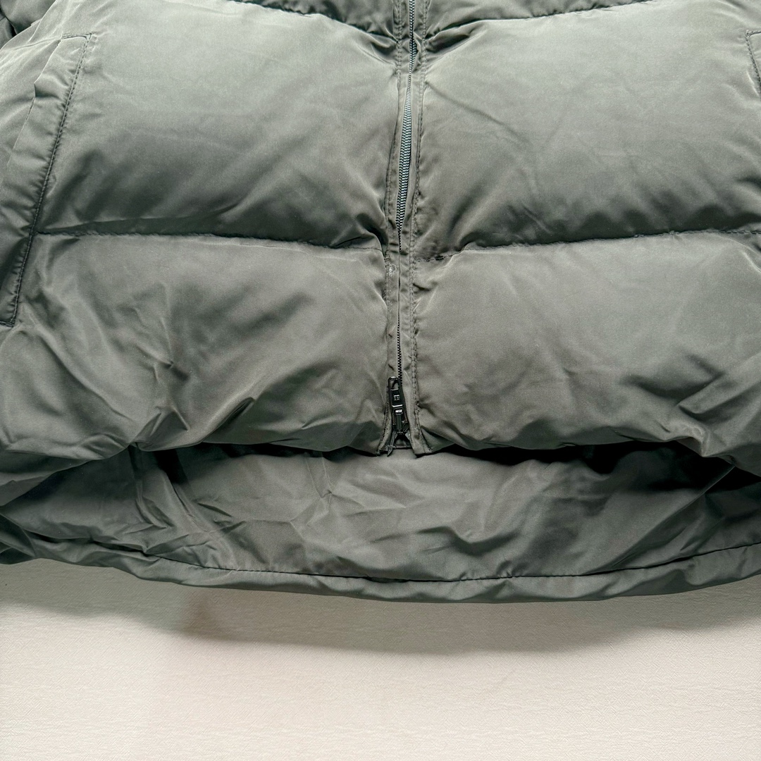 图片[7]-Balenciaga FW23 巴黎世家可乐字母Logo印花长袖夹克宽松版型面包服 原版原价1.58w购入开发面料采用防水风衣面料 里布采用人造丝斜纹布 做防水涂层工艺手感立体丝滑带有功能性 内里夹层棉采用 1500目洗水棉大身跟袖子按照比例车缝走线分格型 整件衣服采用定位花+前幅门襟还原花纯手工剪裁 配套开模订制带BA字母四合扣+鸡眼 黑色款配呛色铝合金材质 前幅门襟拉链 帽檐配全套联名辅料 尺码：42 44 46-选品中心