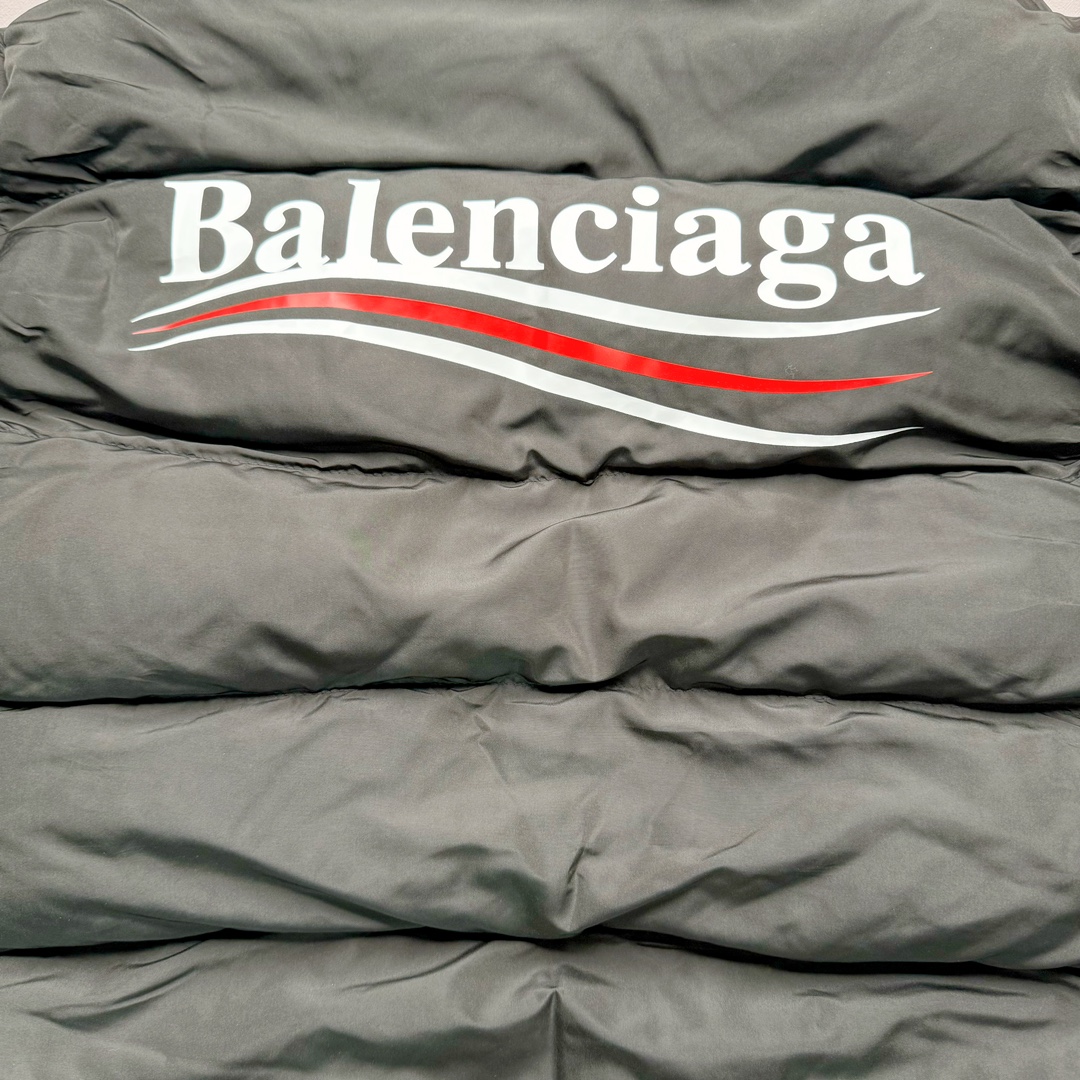 图片[10]-Balenciaga FW23 巴黎世家可乐字母Logo印花长袖夹克宽松版型面包服 原版原价1.58w购入开发面料采用防水风衣面料 里布采用人造丝斜纹布 做防水涂层工艺手感立体丝滑带有功能性 内里夹层棉采用 1500目洗水棉大身跟袖子按照比例车缝走线分格型 整件衣服采用定位花+前幅门襟还原花纯手工剪裁 配套开模订制带BA字母四合扣+鸡眼 黑色款配呛色铝合金材质 前幅门襟拉链 帽檐配全套联名辅料 尺码：42 44 46-选品中心