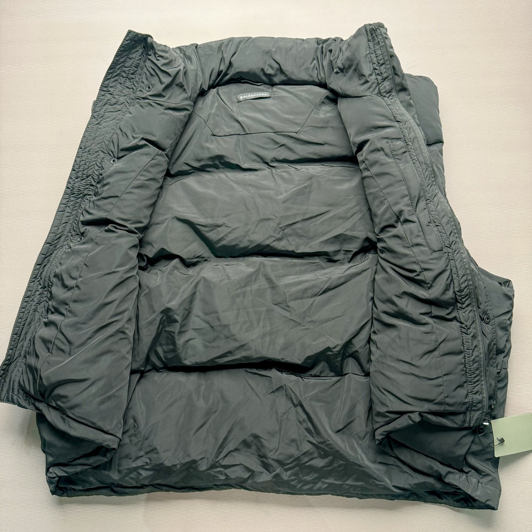 图片[3]-Balenciaga FW23 巴黎世家可乐字母Logo印花长袖夹克宽松版型面包服 原版原价1.58w购入开发面料采用防水风衣面料 里布采用人造丝斜纹布 做防水涂层工艺手感立体丝滑带有功能性 内里夹层棉采用 1500目洗水棉大身跟袖子按照比例车缝走线分格型 整件衣服采用定位花+前幅门襟还原花纯手工剪裁 配套开模订制带BA字母四合扣+鸡眼 黑色款配呛色铝合金材质 前幅门襟拉链 帽檐配全套联名辅料 尺码：42 44 46-选品中心