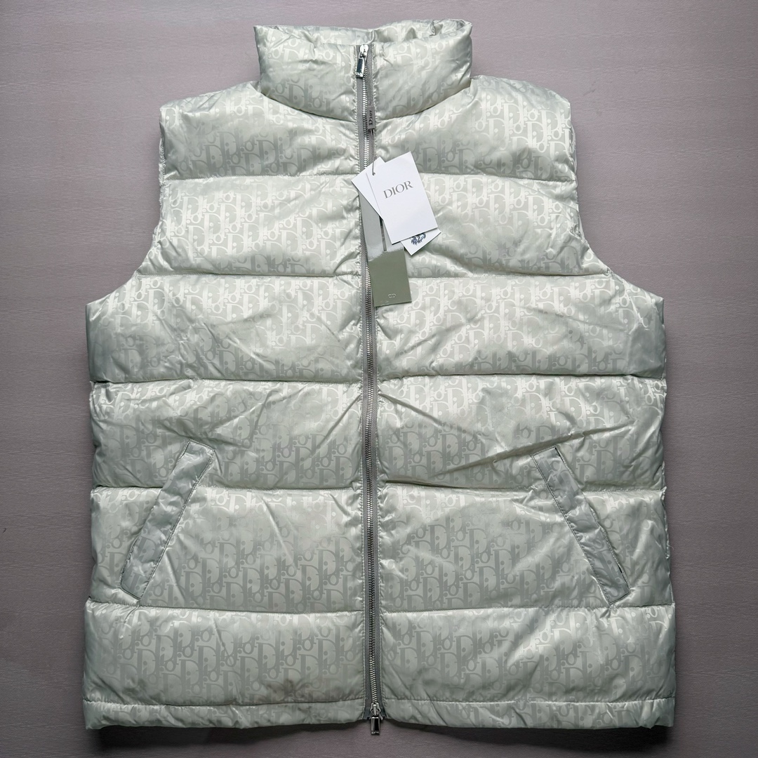 DIOR 23SS 迪奥新品满印暗纹老花立领羽绒服马甲 原24000购入 全衣面料采用原厂进口科技GORE-TEX提花面料 菱形印花图案设计间距及细节间距平行对位 并列的提花效果及手感非常还原 内里填充物采用国标级别90度 里料附层锦纶材质 蓬松度的白鹅绒混白鹅毛的材质 羽绒蓬感十足 保暖效果更佳 没有羽绒毛梗 利落的小立领搭配合肩线 肩前幅侧画增添了的双口袋设计 下摆设有抽绳可自由调节松紧、袖口带有松紧橡筋收口、门襟双开立领设计 镀银刻字五金配件搭配高品质欧牙双向拉链开合 拉头、鸡眼、内袋扣、暗扣、调节扣等依旧原版开模带Logo定制而成 尺码：46 48 50 52 54-选品中心