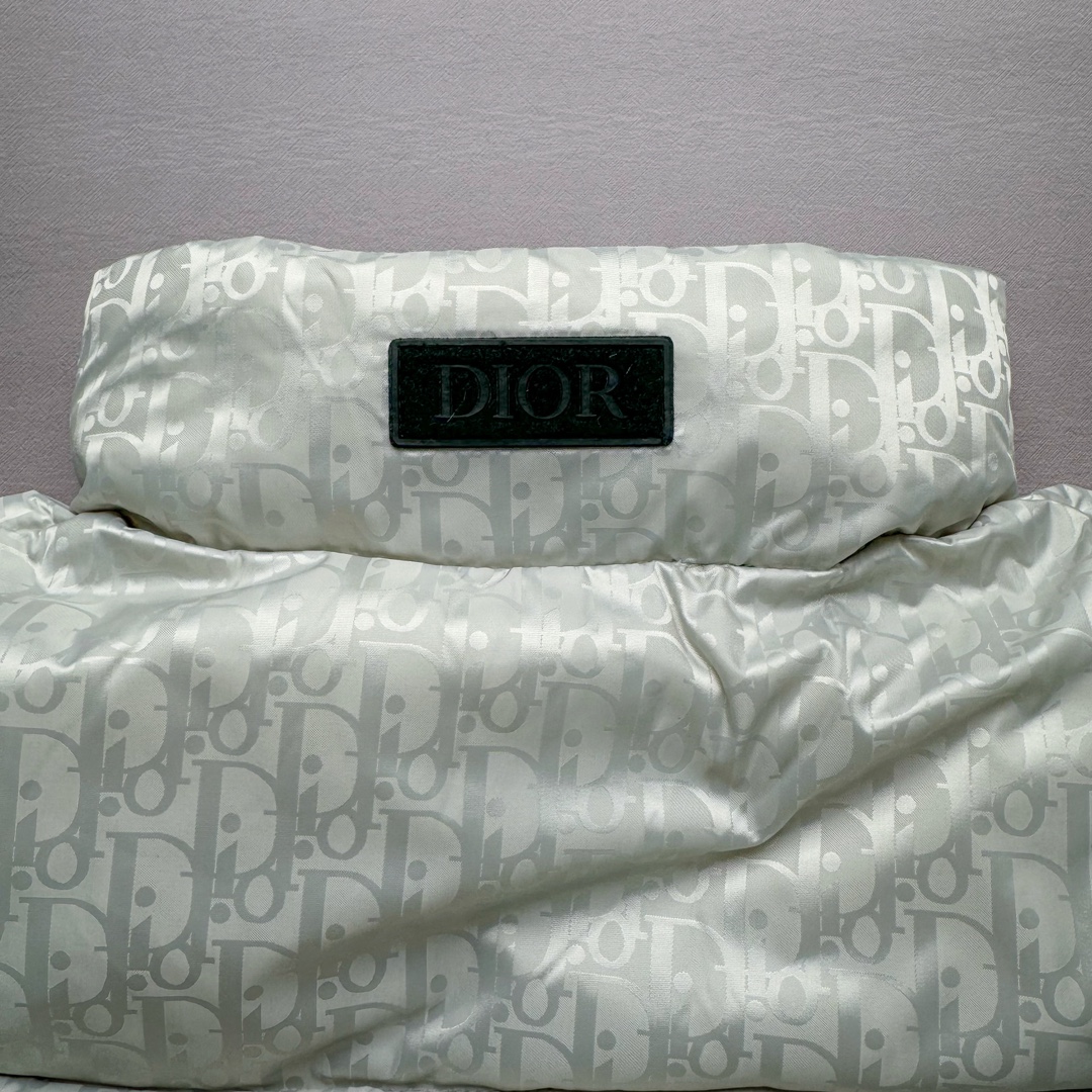 图片[12]-DIOR 23SS 迪奥新品满印暗纹老花立领羽绒服马甲 原24000购入 全衣面料采用原厂进口科技GORE-TEX提花面料 菱形印花图案设计间距及细节间距平行对位 并列的提花效果及手感非常还原 内里填充物采用国标级别90度 里料附层锦纶材质 蓬松度的白鹅绒混白鹅毛的材质 羽绒蓬感十足 保暖效果更佳 没有羽绒毛梗 利落的小立领搭配合肩线 肩前幅侧画增添了的双口袋设计 下摆设有抽绳可自由调节松紧、袖口带有松紧橡筋收口、门襟双开立领设计 镀银刻字五金配件搭配高品质欧牙双向拉链开合 拉头、鸡眼、内袋扣、暗扣、调节扣等依旧原版开模带Logo定制而成 尺码：46 48 50 52 54-选品中心