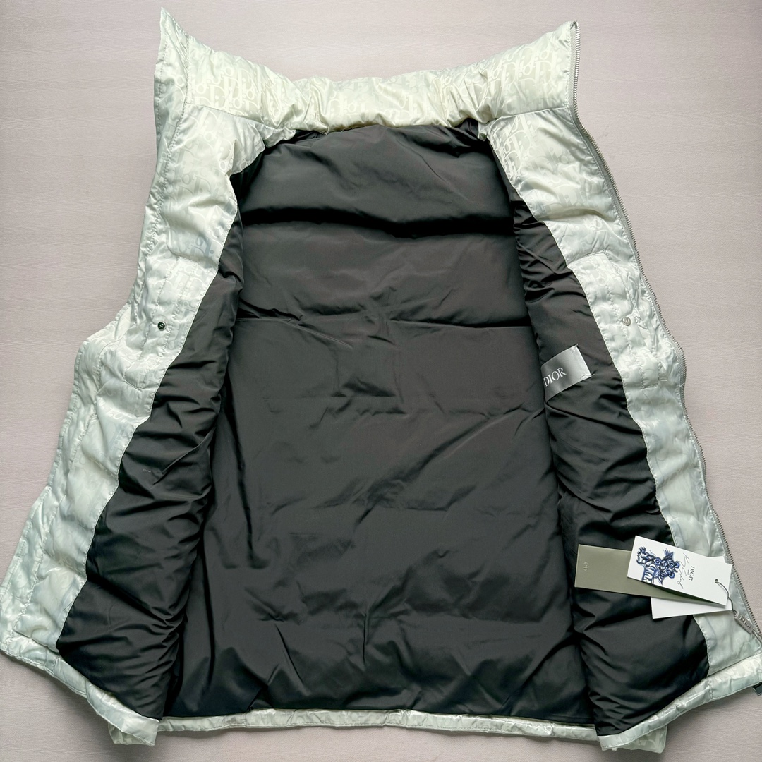 图片[3]-DIOR 23SS 迪奥新品满印暗纹老花立领羽绒服马甲 原24000购入 全衣面料采用原厂进口科技GORE-TEX提花面料 菱形印花图案设计间距及细节间距平行对位 并列的提花效果及手感非常还原 内里填充物采用国标级别90度 里料附层锦纶材质 蓬松度的白鹅绒混白鹅毛的材质 羽绒蓬感十足 保暖效果更佳 没有羽绒毛梗 利落的小立领搭配合肩线 肩前幅侧画增添了的双口袋设计 下摆设有抽绳可自由调节松紧、袖口带有松紧橡筋收口、门襟双开立领设计 镀银刻字五金配件搭配高品质欧牙双向拉链开合 拉头、鸡眼、内袋扣、暗扣、调节扣等依旧原版开模带Logo定制而成 尺码：46 48 50 52 54-选品中心