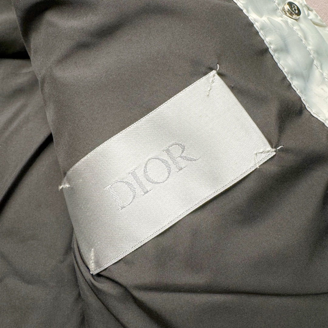 图片[13]-DIOR 23SS 迪奥新品满印暗纹老花立领羽绒服马甲 原24000购入 全衣面料采用原厂进口科技GORE-TEX提花面料 菱形印花图案设计间距及细节间距平行对位 并列的提花效果及手感非常还原 内里填充物采用国标级别90度 里料附层锦纶材质 蓬松度的白鹅绒混白鹅毛的材质 羽绒蓬感十足 保暖效果更佳 没有羽绒毛梗 利落的小立领搭配合肩线 肩前幅侧画增添了的双口袋设计 下摆设有抽绳可自由调节松紧、袖口带有松紧橡筋收口、门襟双开立领设计 镀银刻字五金配件搭配高品质欧牙双向拉链开合 拉头、鸡眼、内袋扣、暗扣、调节扣等依旧原版开模带Logo定制而成 尺码：46 48 50 52 54-选品中心