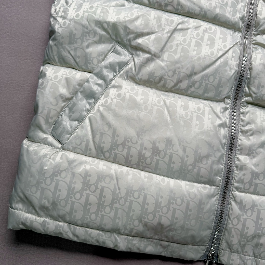 图片[9]-DIOR 23SS 迪奥新品满印暗纹老花立领羽绒服马甲 原24000购入 全衣面料采用原厂进口科技GORE-TEX提花面料 菱形印花图案设计间距及细节间距平行对位 并列的提花效果及手感非常还原 内里填充物采用国标级别90度 里料附层锦纶材质 蓬松度的白鹅绒混白鹅毛的材质 羽绒蓬感十足 保暖效果更佳 没有羽绒毛梗 利落的小立领搭配合肩线 肩前幅侧画增添了的双口袋设计 下摆设有抽绳可自由调节松紧、袖口带有松紧橡筋收口、门襟双开立领设计 镀银刻字五金配件搭配高品质欧牙双向拉链开合 拉头、鸡眼、内袋扣、暗扣、调节扣等依旧原版开模带Logo定制而成 尺码：46 48 50 52 54-选品中心