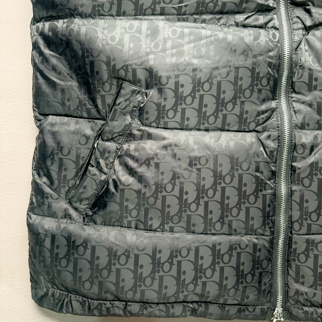 图片[6]-DIOR 23SS 迪奥新品满印暗纹老花立领羽绒服马甲 原24000购入 全衣面料采用原厂进口科技GORE-TEX提花面料 菱形印花图案设计间距及细节间距平行对位 并列的提花效果及手感非常还原 内里填充物采用国标级别90度 里料附层锦纶材质 蓬松度的白鹅绒混白鹅毛的材质 羽绒蓬感十足 保暖效果更佳 没有羽绒毛梗 利落的小立领搭配合肩线 肩前幅侧画增添了的双口袋设计 下摆设有抽绳可自由调节松紧、袖口带有松紧橡筋收口、门襟双开立领设计 镀银刻字五金配件搭配高品质欧牙双向拉链开合 拉头、鸡眼、内袋扣、暗扣、调节扣等依旧原版开模带Logo定制而成 尺码：46 48 50 52 54-选品中心