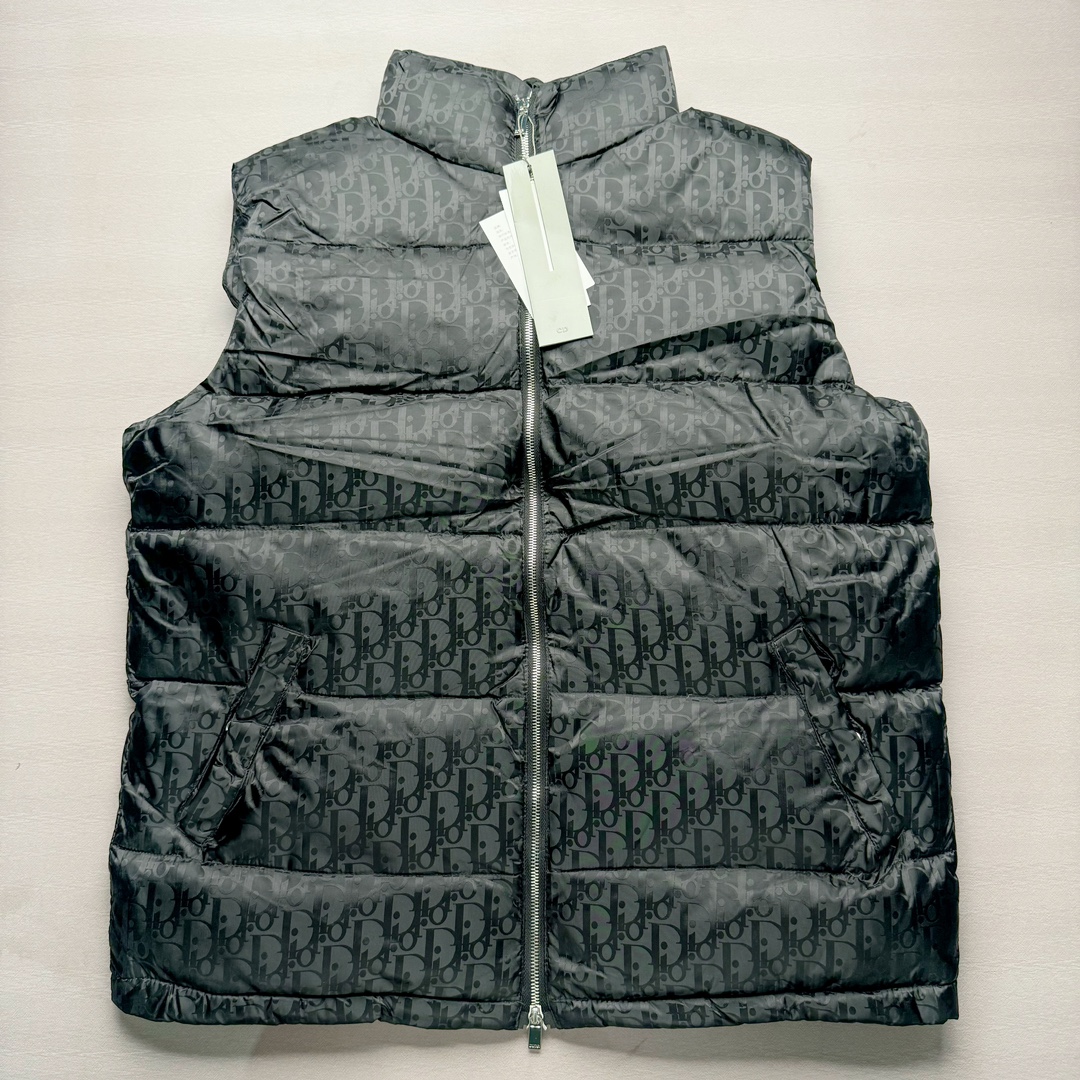 DIOR 23SS 迪奥新品满印暗纹老花立领羽绒服马甲 原24000购入 全衣面料采用原厂进口科技GORE-TEX提花面料 菱形印花图案设计间距及细节间距平行对位 并列的提花效果及手感非常还原 内里填充物采用国标级别90度 里料附层锦纶材质 蓬松度的白鹅绒混白鹅毛的材质 羽绒蓬感十足 保暖效果更佳 没有羽绒毛梗 利落的小立领搭配合肩线 肩前幅侧画增添了的双口袋设计 下摆设有抽绳可自由调节松紧、袖口带有松紧橡筋收口、门襟双开立领设计 镀银刻字五金配件搭配高品质欧牙双向拉链开合 拉头、鸡眼、内袋扣、暗扣、调节扣等依旧原版开模带Logo定制而成 尺码：46 48 50 52 54-选品中心
