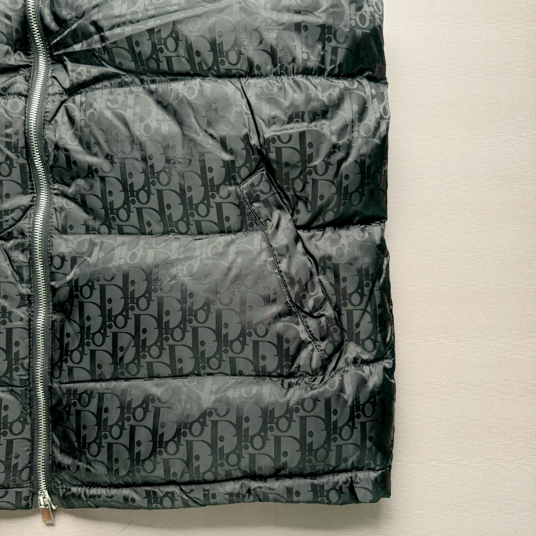 图片[5]-DIOR 23SS 迪奥新品满印暗纹老花立领羽绒服马甲 原24000购入 全衣面料采用原厂进口科技GORE-TEX提花面料 菱形印花图案设计间距及细节间距平行对位 并列的提花效果及手感非常还原 内里填充物采用国标级别90度 里料附层锦纶材质 蓬松度的白鹅绒混白鹅毛的材质 羽绒蓬感十足 保暖效果更佳 没有羽绒毛梗 利落的小立领搭配合肩线 肩前幅侧画增添了的双口袋设计 下摆设有抽绳可自由调节松紧、袖口带有松紧橡筋收口、门襟双开立领设计 镀银刻字五金配件搭配高品质欧牙双向拉链开合 拉头、鸡眼、内袋扣、暗扣、调节扣等依旧原版开模带Logo定制而成 尺码：46 48 50 52 54-选品中心