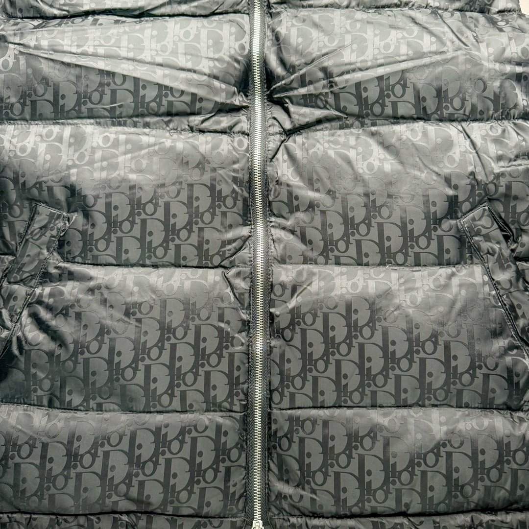 图片[4]-DIOR 23SS 迪奥新品满印暗纹老花立领羽绒服马甲 原24000购入 全衣面料采用原厂进口科技GORE-TEX提花面料 菱形印花图案设计间距及细节间距平行对位 并列的提花效果及手感非常还原 内里填充物采用国标级别90度 里料附层锦纶材质 蓬松度的白鹅绒混白鹅毛的材质 羽绒蓬感十足 保暖效果更佳 没有羽绒毛梗 利落的小立领搭配合肩线 肩前幅侧画增添了的双口袋设计 下摆设有抽绳可自由调节松紧、袖口带有松紧橡筋收口、门襟双开立领设计 镀银刻字五金配件搭配高品质欧牙双向拉链开合 拉头、鸡眼、内袋扣、暗扣、调节扣等依旧原版开模带Logo定制而成 尺码：46 48 50 52 54-选品中心