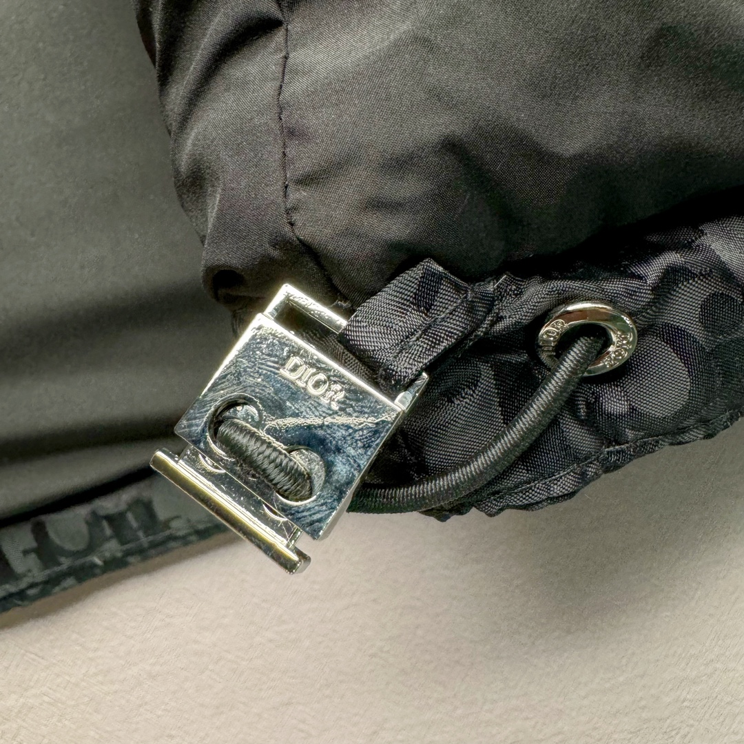 图片[10]-DIOR 23SS 迪奥新品满印暗纹老花立领羽绒服马甲 原24000购入 全衣面料采用原厂进口科技GORE-TEX提花面料 菱形印花图案设计间距及细节间距平行对位 并列的提花效果及手感非常还原 内里填充物采用国标级别90度 里料附层锦纶材质 蓬松度的白鹅绒混白鹅毛的材质 羽绒蓬感十足 保暖效果更佳 没有羽绒毛梗 利落的小立领搭配合肩线 肩前幅侧画增添了的双口袋设计 下摆设有抽绳可自由调节松紧、袖口带有松紧橡筋收口、门襟双开立领设计 镀银刻字五金配件搭配高品质欧牙双向拉链开合 拉头、鸡眼、内袋扣、暗扣、调节扣等依旧原版开模带Logo定制而成 尺码：46 48 50 52 54-选品中心