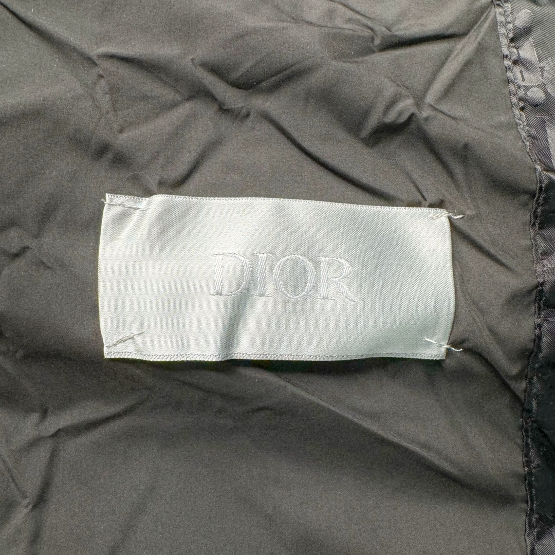 图片[9]-DIOR 23SS 迪奥新品满印暗纹老花立领羽绒服马甲 原24000购入 全衣面料采用原厂进口科技GORE-TEX提花面料 菱形印花图案设计间距及细节间距平行对位 并列的提花效果及手感非常还原 内里填充物采用国标级别90度 里料附层锦纶材质 蓬松度的白鹅绒混白鹅毛的材质 羽绒蓬感十足 保暖效果更佳 没有羽绒毛梗 利落的小立领搭配合肩线 肩前幅侧画增添了的双口袋设计 下摆设有抽绳可自由调节松紧、袖口带有松紧橡筋收口、门襟双开立领设计 镀银刻字五金配件搭配高品质欧牙双向拉链开合 拉头、鸡眼、内袋扣、暗扣、调节扣等依旧原版开模带Logo定制而成 尺码：46 48 50 52 54-选品中心