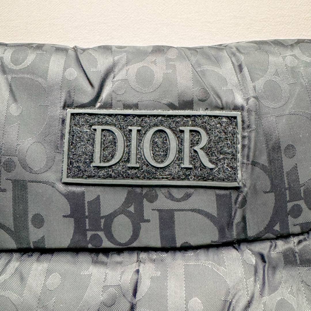 图片[11]-DIOR 23SS 迪奥新品满印暗纹老花立领羽绒服马甲 原24000购入 全衣面料采用原厂进口科技GORE-TEX提花面料 菱形印花图案设计间距及细节间距平行对位 并列的提花效果及手感非常还原 内里填充物采用国标级别90度 里料附层锦纶材质 蓬松度的白鹅绒混白鹅毛的材质 羽绒蓬感十足 保暖效果更佳 没有羽绒毛梗 利落的小立领搭配合肩线 肩前幅侧画增添了的双口袋设计 下摆设有抽绳可自由调节松紧、袖口带有松紧橡筋收口、门襟双开立领设计 镀银刻字五金配件搭配高品质欧牙双向拉链开合 拉头、鸡眼、内袋扣、暗扣、调节扣等依旧原版开模带Logo定制而成 尺码：46 48 50 52 54-选品中心