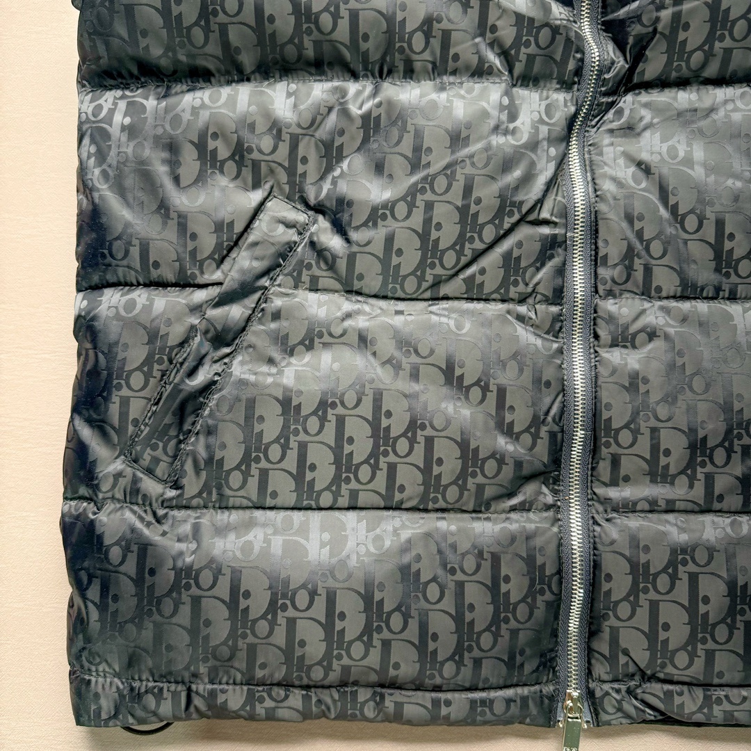 图片[4]-DIOR 23SS 迪奥新品满印暗纹老花立领羽绒服马甲 原24000购入 全衣面料采用原厂进口科技GORE-TEX提花面料 菱形印花图案设计间距及细节间距平行对位 并列的提花效果及手感非常还原 内里填充物采用国标级别90度 里料附层锦纶材质 蓬松度的白鹅绒混白鹅毛的材质 羽绒蓬感十足 保暖效果更佳 没有羽绒毛梗 利落的小立领搭配合肩线 肩前幅侧画增添了的双口袋设计 下摆设有抽绳可自由调节松紧、袖口带有松紧橡筋收口、门襟双开立领设计 镀银刻字五金配件搭配高品质欧牙双向拉链开合 拉头、鸡眼、内袋扣、暗扣、调节扣等依旧原版开模带Logo定制而成 尺码：46 48 50 52 54-选品中心