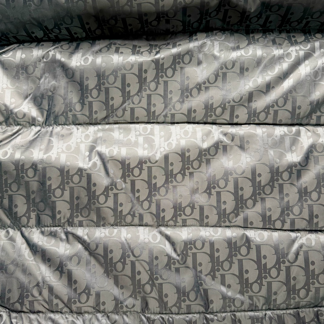 图片[10]-DIOR 23SS 迪奥新品满印暗纹老花立领羽绒服马甲 原24000购入 全衣面料采用原厂进口科技GORE-TEX提花面料 菱形印花图案设计间距及细节间距平行对位 并列的提花效果及手感非常还原 内里填充物采用国标级别90度 里料附层锦纶材质 蓬松度的白鹅绒混白鹅毛的材质 羽绒蓬感十足 保暖效果更佳 没有羽绒毛梗 利落的小立领搭配合肩线 肩前幅侧画增添了的双口袋设计 下摆设有抽绳可自由调节松紧、袖口带有松紧橡筋收口、门襟双开立领设计 镀银刻字五金配件搭配高品质欧牙双向拉链开合 拉头、鸡眼、内袋扣、暗扣、调节扣等依旧原版开模带Logo定制而成 尺码：46 48 50 52 54-选品中心