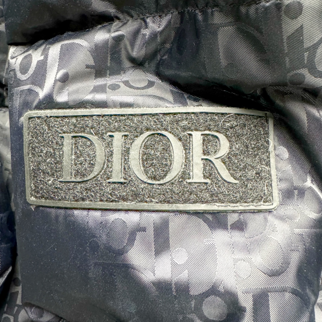 图片[9]-DIOR 23SS 迪奥新品满印暗纹老花立领羽绒服夹克 原24000购入 全衣面料采用原厂进口科技GORE-TEX提花面料 菱形印花图案设计间距及细节间距平行对位 并列的提花效果及手感非常还原 内里填充物采用国标级别90度 里料附层锦纶材质 蓬松度的白鹅绒混白鹅毛的材质 羽绒蓬感十足 保暖效果更佳 没有羽绒毛梗 利落的小立领搭配合肩线 肩前幅侧画增添了的双口袋设计 下摆设有抽绳可自由调节松紧、袖口带有松紧橡筋收口、门襟双开立领设计 镀银刻字五金配件搭配高品质欧牙双向拉链开合 拉头、鸡眼、内袋扣、暗扣、调节扣等依旧原版开模带Logo定制而成 尺码：46 48 50 52 54-选品中心
