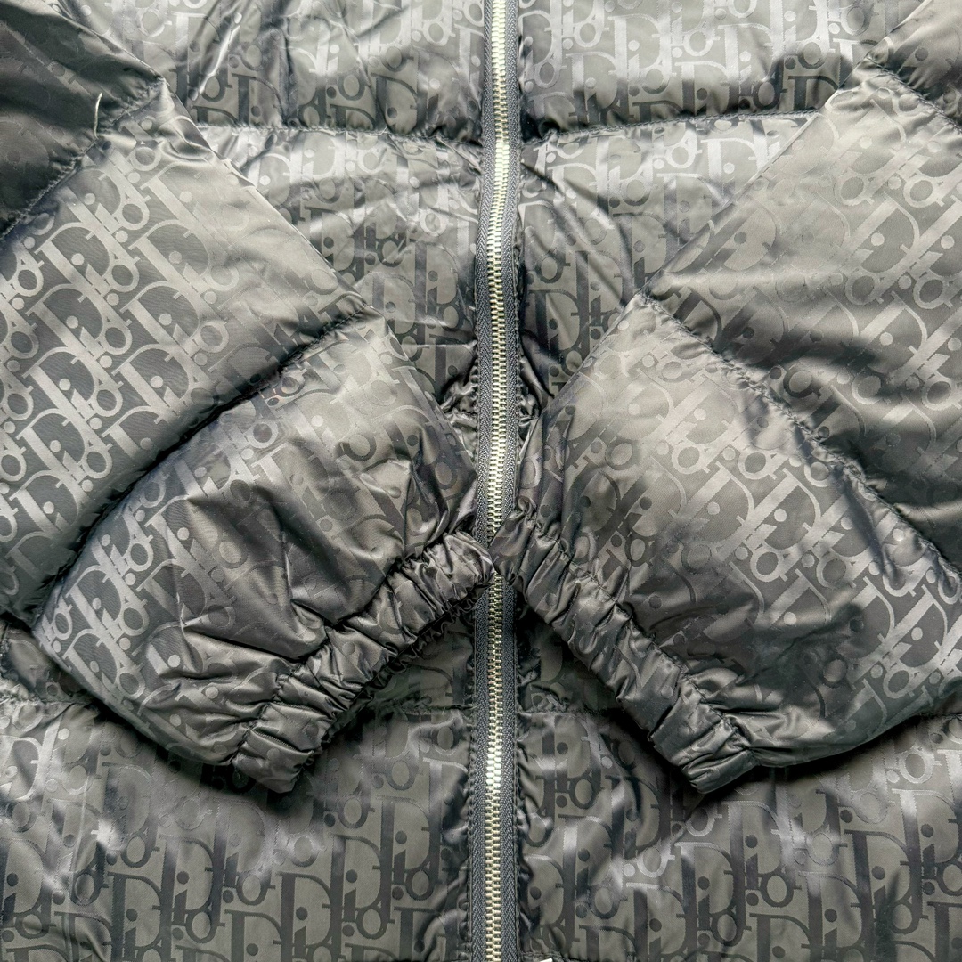 图片[8]-DIOR 23SS 迪奥新品满印暗纹老花立领羽绒服夹克 原24000购入 全衣面料采用原厂进口科技GORE-TEX提花面料 菱形印花图案设计间距及细节间距平行对位 并列的提花效果及手感非常还原 内里填充物采用国标级别90度 里料附层锦纶材质 蓬松度的白鹅绒混白鹅毛的材质 羽绒蓬感十足 保暖效果更佳 没有羽绒毛梗 利落的小立领搭配合肩线 肩前幅侧画增添了的双口袋设计 下摆设有抽绳可自由调节松紧、袖口带有松紧橡筋收口、门襟双开立领设计 镀银刻字五金配件搭配高品质欧牙双向拉链开合 拉头、鸡眼、内袋扣、暗扣、调节扣等依旧原版开模带Logo定制而成 尺码：46 48 50 52 54-选品中心