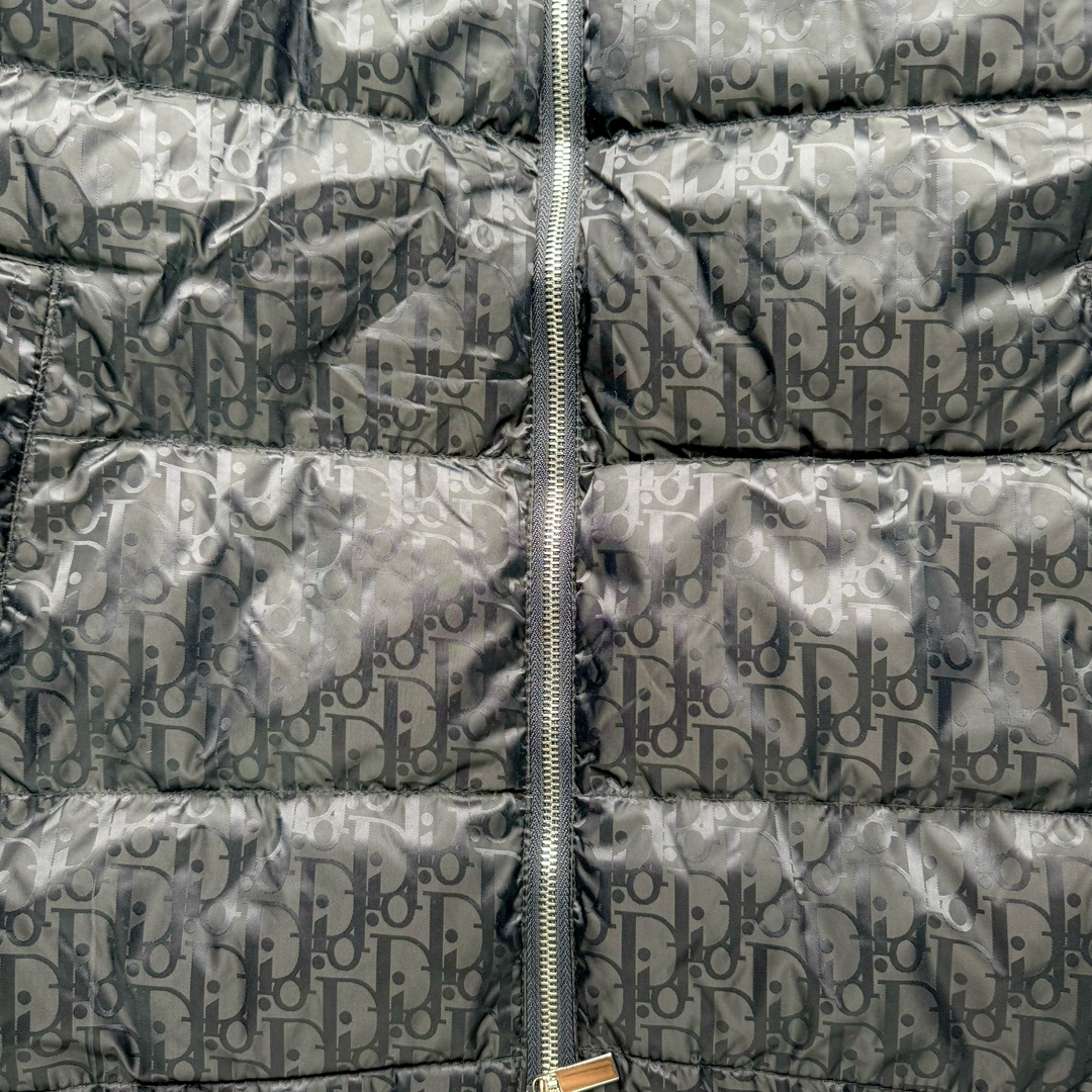 图片[7]-DIOR 23SS 迪奥新品满印暗纹老花立领羽绒服夹克 原24000购入 全衣面料采用原厂进口科技GORE-TEX提花面料 菱形印花图案设计间距及细节间距平行对位 并列的提花效果及手感非常还原 内里填充物采用国标级别90度 里料附层锦纶材质 蓬松度的白鹅绒混白鹅毛的材质 羽绒蓬感十足 保暖效果更佳 没有羽绒毛梗 利落的小立领搭配合肩线 肩前幅侧画增添了的双口袋设计 下摆设有抽绳可自由调节松紧、袖口带有松紧橡筋收口、门襟双开立领设计 镀银刻字五金配件搭配高品质欧牙双向拉链开合 拉头、鸡眼、内袋扣、暗扣、调节扣等依旧原版开模带Logo定制而成 尺码：46 48 50 52 54-选品中心