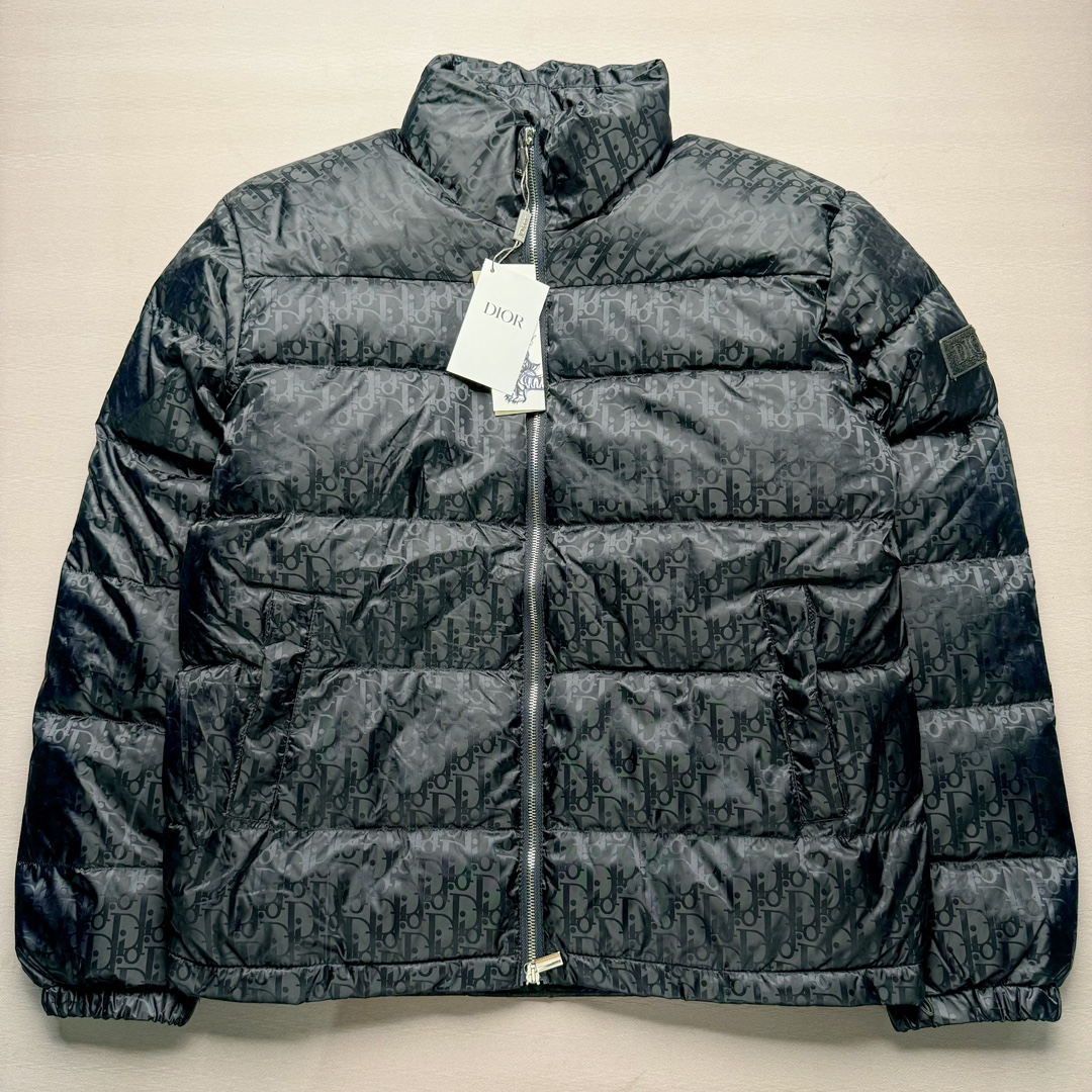 DIOR 23SS 迪奥新品满印暗纹老花立领羽绒服夹克 原24000购入 全衣面料采用原厂进口科技GORE-TEX提花面料 菱形印花图案设计间距及细节间距平行对位 并列的提花效果及手感非常还原 内里填充物采用国标级别90度 里料附层锦纶材质 蓬松度的白鹅绒混白鹅毛的材质 羽绒蓬感十足 保暖效果更佳 没有羽绒毛梗 利落的小立领搭配合肩线 肩前幅侧画增添了的双口袋设计 下摆设有抽绳可自由调节松紧、袖口带有松紧橡筋收口、门襟双开立领设计 镀银刻字五金配件搭配高品质欧牙双向拉链开合 拉头、鸡眼、内袋扣、暗扣、调节扣等依旧原版开模带Logo定制而成 尺码：46 48 50 52 54-选品中心