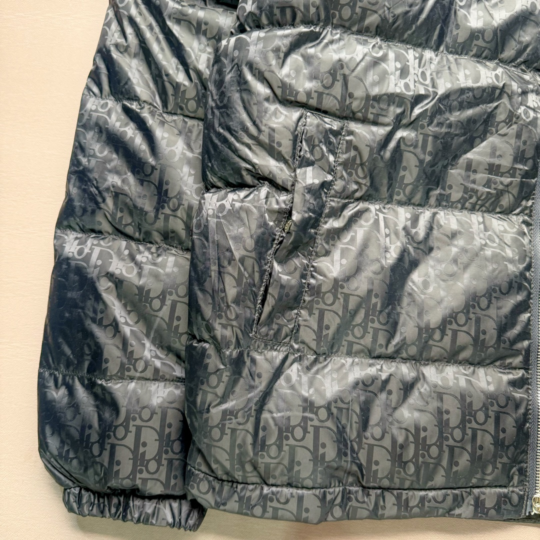 图片[4]-DIOR 23SS 迪奥新品满印暗纹老花立领羽绒服夹克 原24000购入 全衣面料采用原厂进口科技GORE-TEX提花面料 菱形印花图案设计间距及细节间距平行对位 并列的提花效果及手感非常还原 内里填充物采用国标级别90度 里料附层锦纶材质 蓬松度的白鹅绒混白鹅毛的材质 羽绒蓬感十足 保暖效果更佳 没有羽绒毛梗 利落的小立领搭配合肩线 肩前幅侧画增添了的双口袋设计 下摆设有抽绳可自由调节松紧、袖口带有松紧橡筋收口、门襟双开立领设计 镀银刻字五金配件搭配高品质欧牙双向拉链开合 拉头、鸡眼、内袋扣、暗扣、调节扣等依旧原版开模带Logo定制而成 尺码：46 48 50 52 54-选品中心