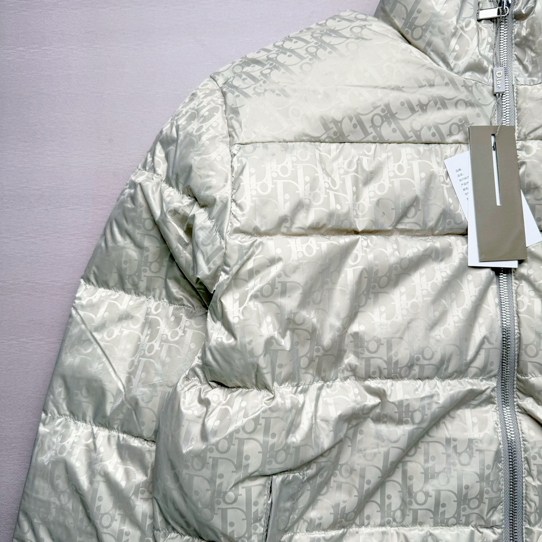 图片[5]-DIOR 23SS 迪奥新品满印暗纹老花立领羽绒服夹克 原24000购入 全衣面料采用原厂进口科技GORE-TEX提花面料 菱形印花图案设计间距及细节间距平行对位 并列的提花效果及手感非常还原 内里填充物采用国标级别90度 里料附层锦纶材质 蓬松度的白鹅绒混白鹅毛的材质 羽绒蓬感十足 保暖效果更佳 没有羽绒毛梗 利落的小立领搭配合肩线 肩前幅侧画增添了的双口袋设计 下摆设有抽绳可自由调节松紧、袖口带有松紧橡筋收口、门襟双开立领设计 镀银刻字五金配件搭配高品质欧牙双向拉链开合 拉头、鸡眼、内袋扣、暗扣、调节扣等依旧原版开模带Logo定制而成 尺码：46 48 50 52 54-选品中心