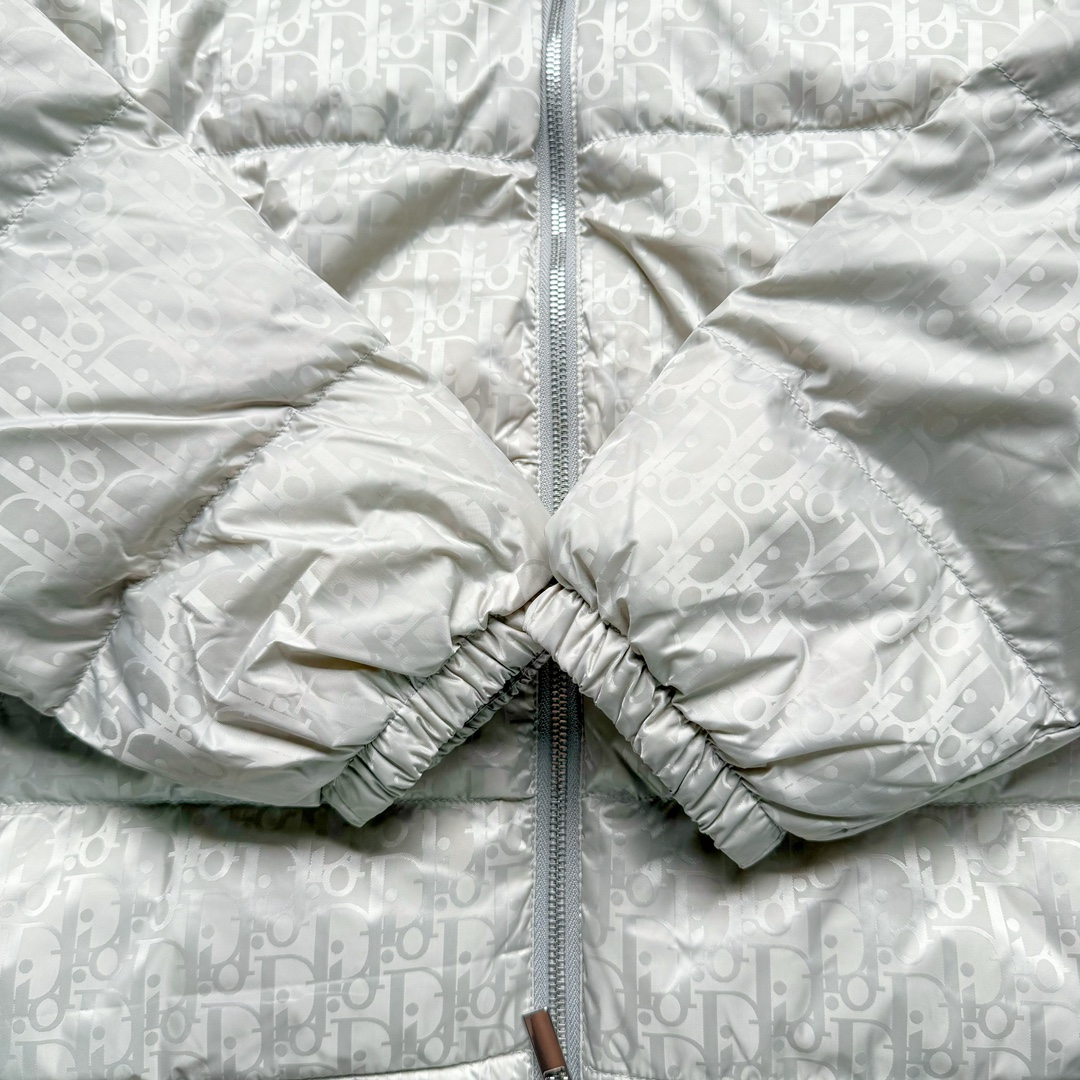 图片[9]-DIOR 23SS 迪奥新品满印暗纹老花立领羽绒服夹克 原24000购入 全衣面料采用原厂进口科技GORE-TEX提花面料 菱形印花图案设计间距及细节间距平行对位 并列的提花效果及手感非常还原 内里填充物采用国标级别90度 里料附层锦纶材质 蓬松度的白鹅绒混白鹅毛的材质 羽绒蓬感十足 保暖效果更佳 没有羽绒毛梗 利落的小立领搭配合肩线 肩前幅侧画增添了的双口袋设计 下摆设有抽绳可自由调节松紧、袖口带有松紧橡筋收口、门襟双开立领设计 镀银刻字五金配件搭配高品质欧牙双向拉链开合 拉头、鸡眼、内袋扣、暗扣、调节扣等依旧原版开模带Logo定制而成 尺码：46 48 50 52 54-选品中心