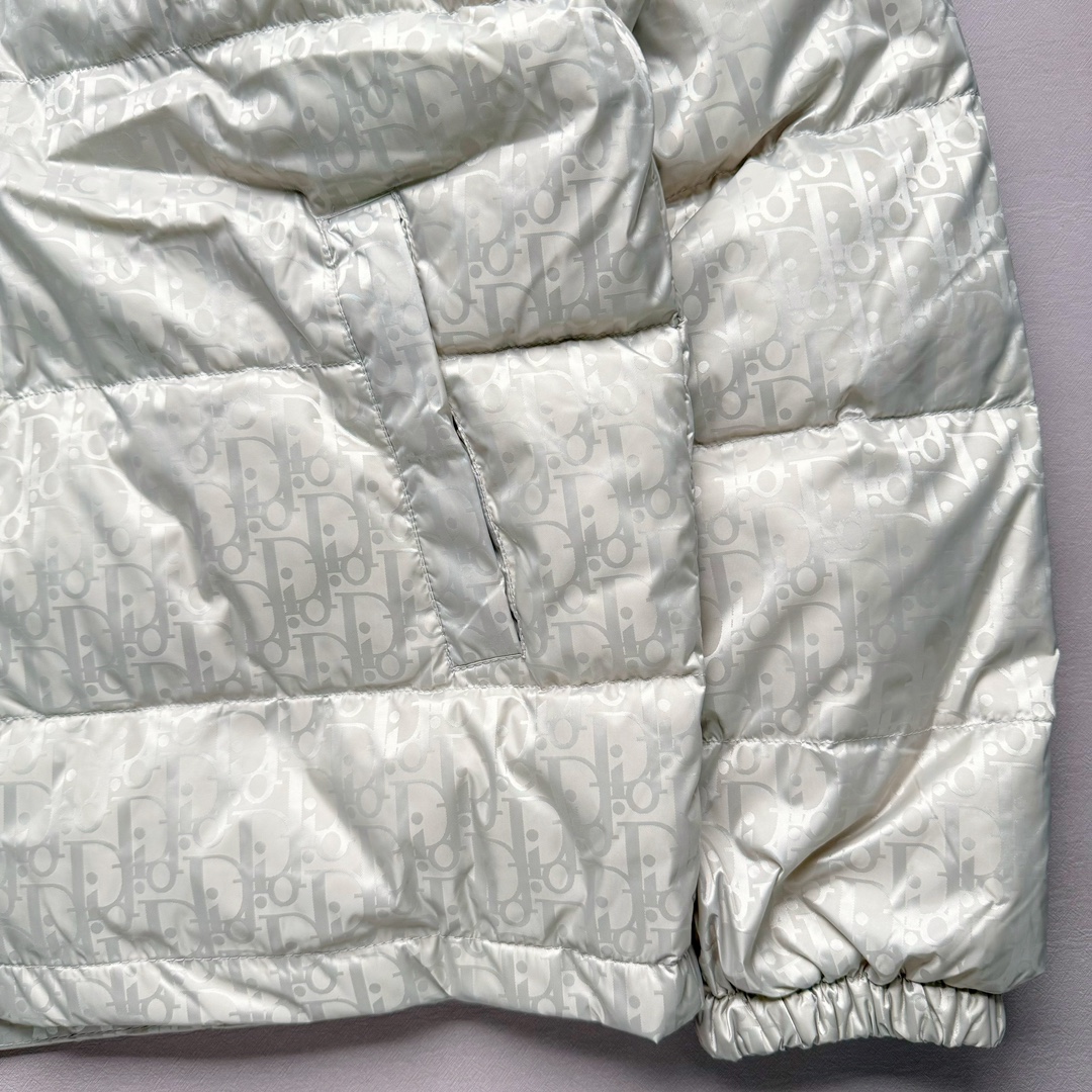 图片[7]-DIOR 23SS 迪奥新品满印暗纹老花立领羽绒服夹克 原24000购入 全衣面料采用原厂进口科技GORE-TEX提花面料 菱形印花图案设计间距及细节间距平行对位 并列的提花效果及手感非常还原 内里填充物采用国标级别90度 里料附层锦纶材质 蓬松度的白鹅绒混白鹅毛的材质 羽绒蓬感十足 保暖效果更佳 没有羽绒毛梗 利落的小立领搭配合肩线 肩前幅侧画增添了的双口袋设计 下摆设有抽绳可自由调节松紧、袖口带有松紧橡筋收口、门襟双开立领设计 镀银刻字五金配件搭配高品质欧牙双向拉链开合 拉头、鸡眼、内袋扣、暗扣、调节扣等依旧原版开模带Logo定制而成 尺码：46 48 50 52 54-选品中心