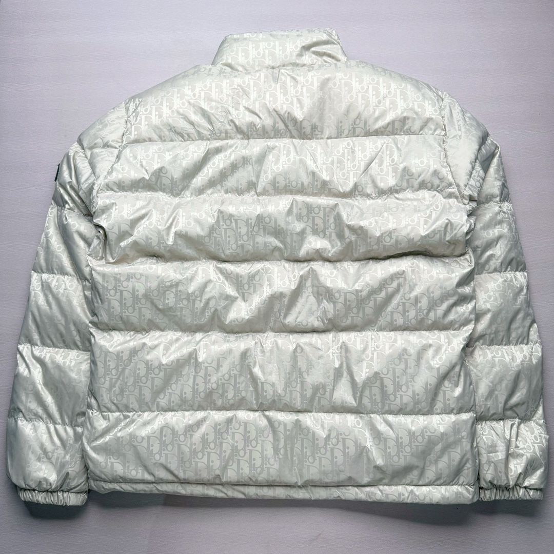图片[2]-DIOR 23SS 迪奥新品满印暗纹老花立领羽绒服夹克 原24000购入 全衣面料采用原厂进口科技GORE-TEX提花面料 菱形印花图案设计间距及细节间距平行对位 并列的提花效果及手感非常还原 内里填充物采用国标级别90度 里料附层锦纶材质 蓬松度的白鹅绒混白鹅毛的材质 羽绒蓬感十足 保暖效果更佳 没有羽绒毛梗 利落的小立领搭配合肩线 肩前幅侧画增添了的双口袋设计 下摆设有抽绳可自由调节松紧、袖口带有松紧橡筋收口、门襟双开立领设计 镀银刻字五金配件搭配高品质欧牙双向拉链开合 拉头、鸡眼、内袋扣、暗扣、调节扣等依旧原版开模带Logo定制而成 尺码：46 48 50 52 54-选品中心