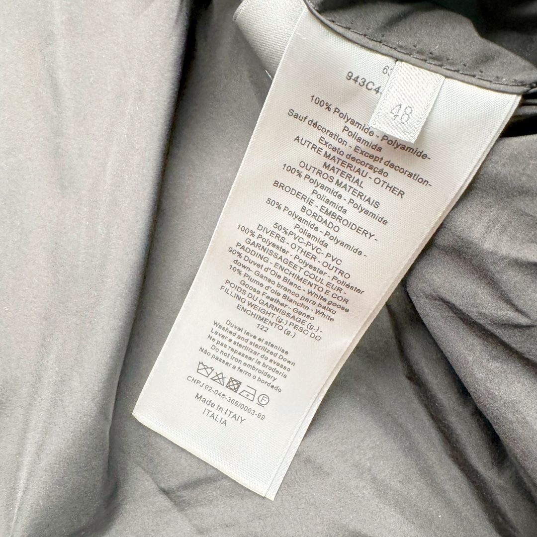 图片[11]-DIOR 23SS 迪奥新品满印暗纹老花立领羽绒服夹克 原24000购入 全衣面料采用原厂进口科技GORE-TEX提花面料 菱形印花图案设计间距及细节间距平行对位 并列的提花效果及手感非常还原 内里填充物采用国标级别90度 里料附层锦纶材质 蓬松度的白鹅绒混白鹅毛的材质 羽绒蓬感十足 保暖效果更佳 没有羽绒毛梗 利落的小立领搭配合肩线 肩前幅侧画增添了的双口袋设计 下摆设有抽绳可自由调节松紧、袖口带有松紧橡筋收口、门襟双开立领设计 镀银刻字五金配件搭配高品质欧牙双向拉链开合 拉头、鸡眼、内袋扣、暗扣、调节扣等依旧原版开模带Logo定制而成 尺码：46 48 50 52 54-选品中心