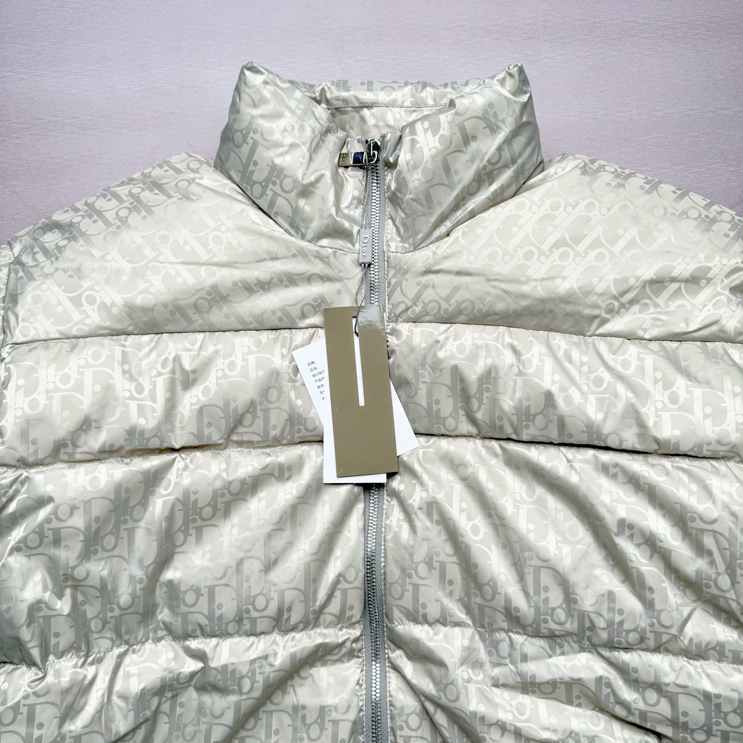 图片[4]-DIOR 23SS 迪奥新品满印暗纹老花立领羽绒服夹克 原24000购入 全衣面料采用原厂进口科技GORE-TEX提花面料 菱形印花图案设计间距及细节间距平行对位 并列的提花效果及手感非常还原 内里填充物采用国标级别90度 里料附层锦纶材质 蓬松度的白鹅绒混白鹅毛的材质 羽绒蓬感十足 保暖效果更佳 没有羽绒毛梗 利落的小立领搭配合肩线 肩前幅侧画增添了的双口袋设计 下摆设有抽绳可自由调节松紧、袖口带有松紧橡筋收口、门襟双开立领设计 镀银刻字五金配件搭配高品质欧牙双向拉链开合 拉头、鸡眼、内袋扣、暗扣、调节扣等依旧原版开模带Logo定制而成 尺码：46 48 50 52 54-选品中心