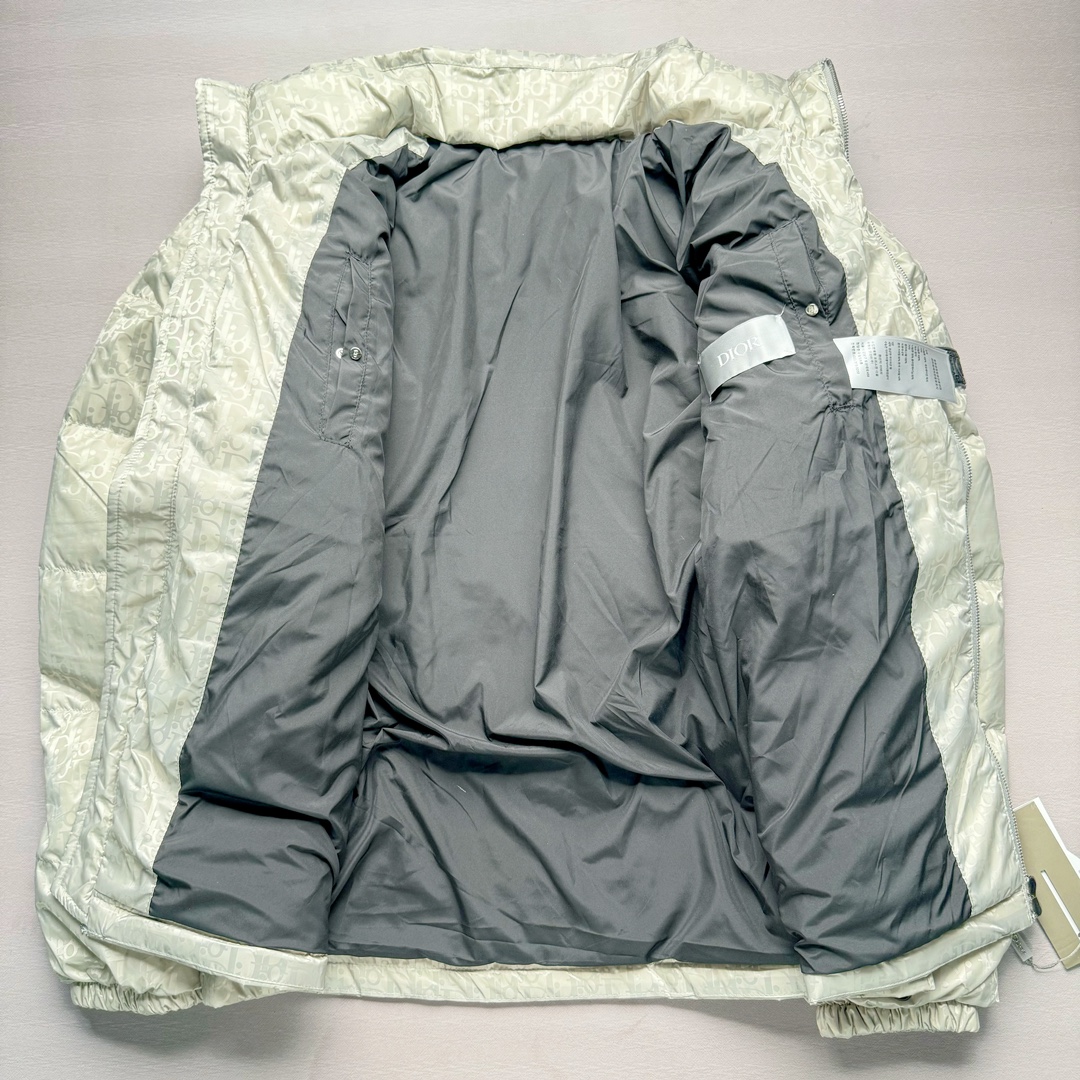 图片[3]-DIOR 23SS 迪奥新品满印暗纹老花立领羽绒服夹克 原24000购入 全衣面料采用原厂进口科技GORE-TEX提花面料 菱形印花图案设计间距及细节间距平行对位 并列的提花效果及手感非常还原 内里填充物采用国标级别90度 里料附层锦纶材质 蓬松度的白鹅绒混白鹅毛的材质 羽绒蓬感十足 保暖效果更佳 没有羽绒毛梗 利落的小立领搭配合肩线 肩前幅侧画增添了的双口袋设计 下摆设有抽绳可自由调节松紧、袖口带有松紧橡筋收口、门襟双开立领设计 镀银刻字五金配件搭配高品质欧牙双向拉链开合 拉头、鸡眼、内袋扣、暗扣、调节扣等依旧原版开模带Logo定制而成 尺码：46 48 50 52 54-选品中心
