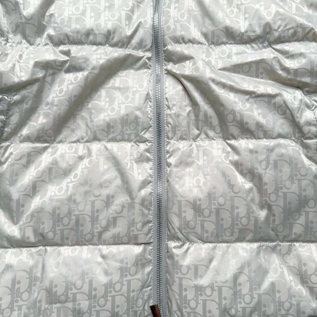 图片[8]-DIOR 23SS 迪奥新品满印暗纹老花立领羽绒服夹克 原24000购入 全衣面料采用原厂进口科技GORE-TEX提花面料 菱形印花图案设计间距及细节间距平行对位 并列的提花效果及手感非常还原 内里填充物采用国标级别90度 里料附层锦纶材质 蓬松度的白鹅绒混白鹅毛的材质 羽绒蓬感十足 保暖效果更佳 没有羽绒毛梗 利落的小立领搭配合肩线 肩前幅侧画增添了的双口袋设计 下摆设有抽绳可自由调节松紧、袖口带有松紧橡筋收口、门襟双开立领设计 镀银刻字五金配件搭配高品质欧牙双向拉链开合 拉头、鸡眼、内袋扣、暗扣、调节扣等依旧原版开模带Logo定制而成 尺码：46 48 50 52 54-选品中心