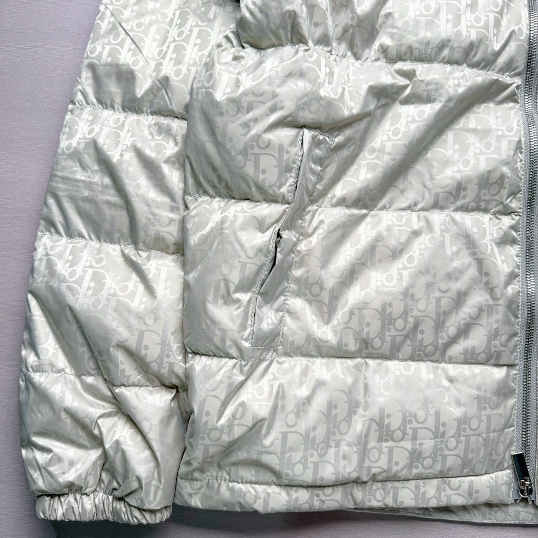 图片[6]-DIOR 23SS 迪奥新品满印暗纹老花立领羽绒服夹克 原24000购入 全衣面料采用原厂进口科技GORE-TEX提花面料 菱形印花图案设计间距及细节间距平行对位 并列的提花效果及手感非常还原 内里填充物采用国标级别90度 里料附层锦纶材质 蓬松度的白鹅绒混白鹅毛的材质 羽绒蓬感十足 保暖效果更佳 没有羽绒毛梗 利落的小立领搭配合肩线 肩前幅侧画增添了的双口袋设计 下摆设有抽绳可自由调节松紧、袖口带有松紧橡筋收口、门襟双开立领设计 镀银刻字五金配件搭配高品质欧牙双向拉链开合 拉头、鸡眼、内袋扣、暗扣、调节扣等依旧原版开模带Logo定制而成 尺码：46 48 50 52 54-选品中心