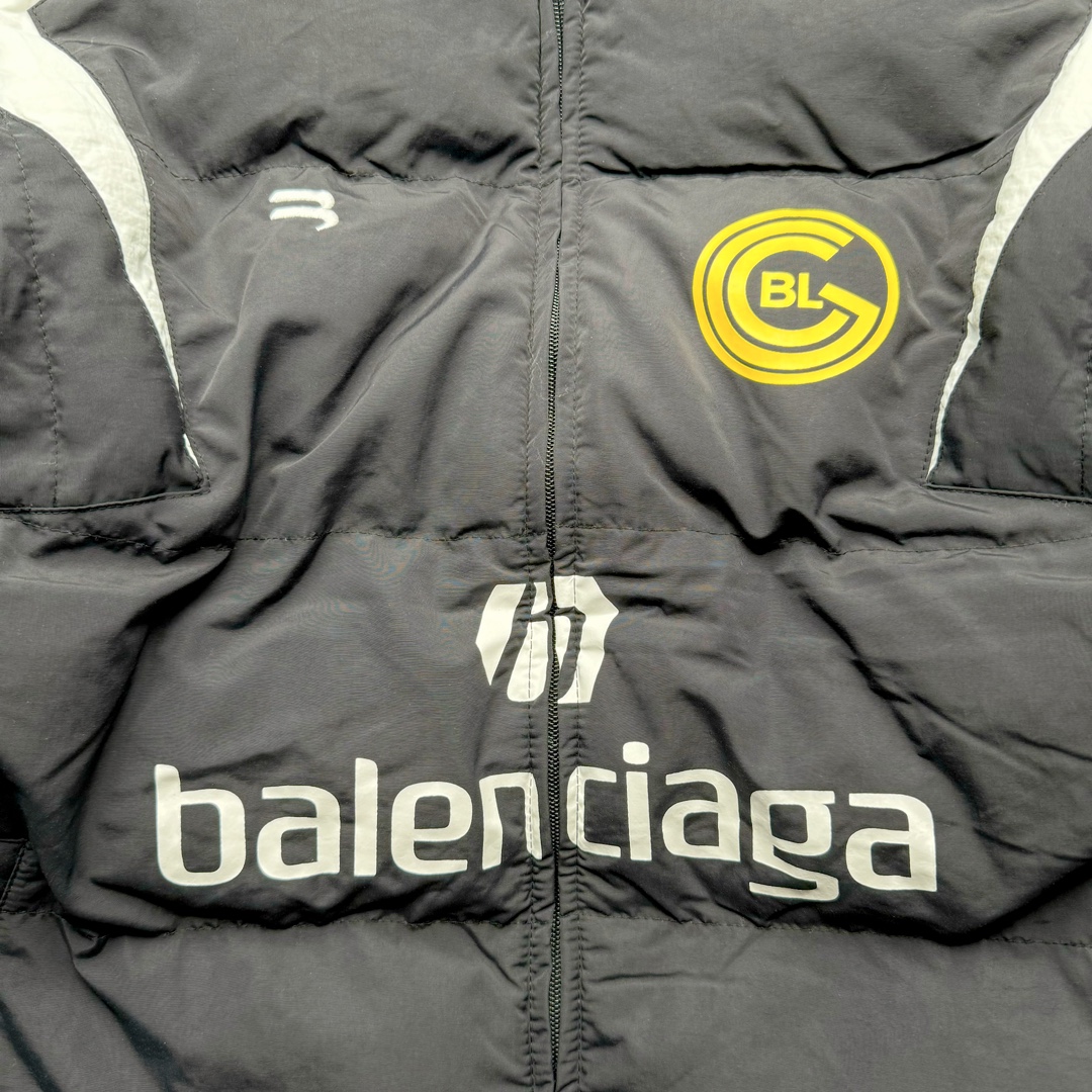 图片[9]-Balenciaga 巴黎世家10号曼联队足球拼接刺绣Logo字母立领拉链长袖夹克外套 原21800购入 前幅搭配两个经典手插袋完善整体 采用锁扣标志拉链 锁扣标志双向拉链头设计 左袖口带有新定制足球刺绣徽章 里布采用定染加密平纹布 前短后长设计 走线平直 开模双孔弹力猪鼻扣 每一处细节都严格遵循原版 后幅原版开模刻字膜烫画 字母图案处采用柯式烫画热压至衣身表面 每件都由师傅纯手工定位激光定位剪裁 前幅印花需左右对称 搭配进口百灵达刺绣机出品 拼接设计剪裁 做工相当费时 需要人工不断换同色线缝纫 拼接立领 双层用料整体由47块裁片组成出品极慢 充棉量饱满蓬松 尺码：42 44 46-选品中心