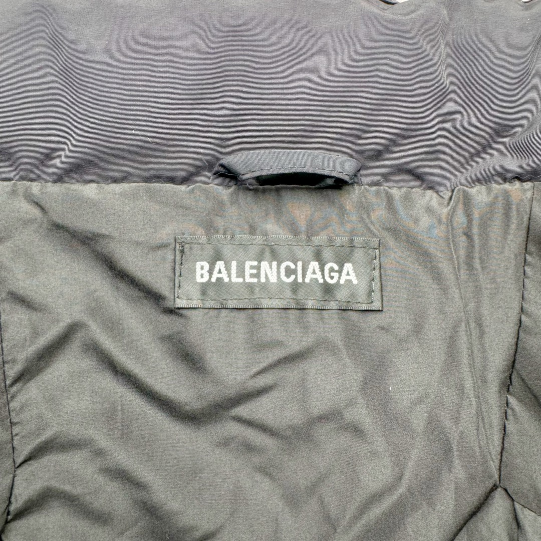图片[12]-Balenciaga 巴黎世家10号曼联队足球拼接刺绣Logo字母立领拉链长袖夹克外套 原21800购入 前幅搭配两个经典手插袋完善整体 采用锁扣标志拉链 锁扣标志双向拉链头设计 左袖口带有新定制足球刺绣徽章 里布采用定染加密平纹布 前短后长设计 走线平直 开模双孔弹力猪鼻扣 每一处细节都严格遵循原版 后幅原版开模刻字膜烫画 字母图案处采用柯式烫画热压至衣身表面 每件都由师傅纯手工定位激光定位剪裁 前幅印花需左右对称 搭配进口百灵达刺绣机出品 拼接设计剪裁 做工相当费时 需要人工不断换同色线缝纫 拼接立领 双层用料整体由47块裁片组成出品极慢 充棉量饱满蓬松 尺码：42 44 46-选品中心