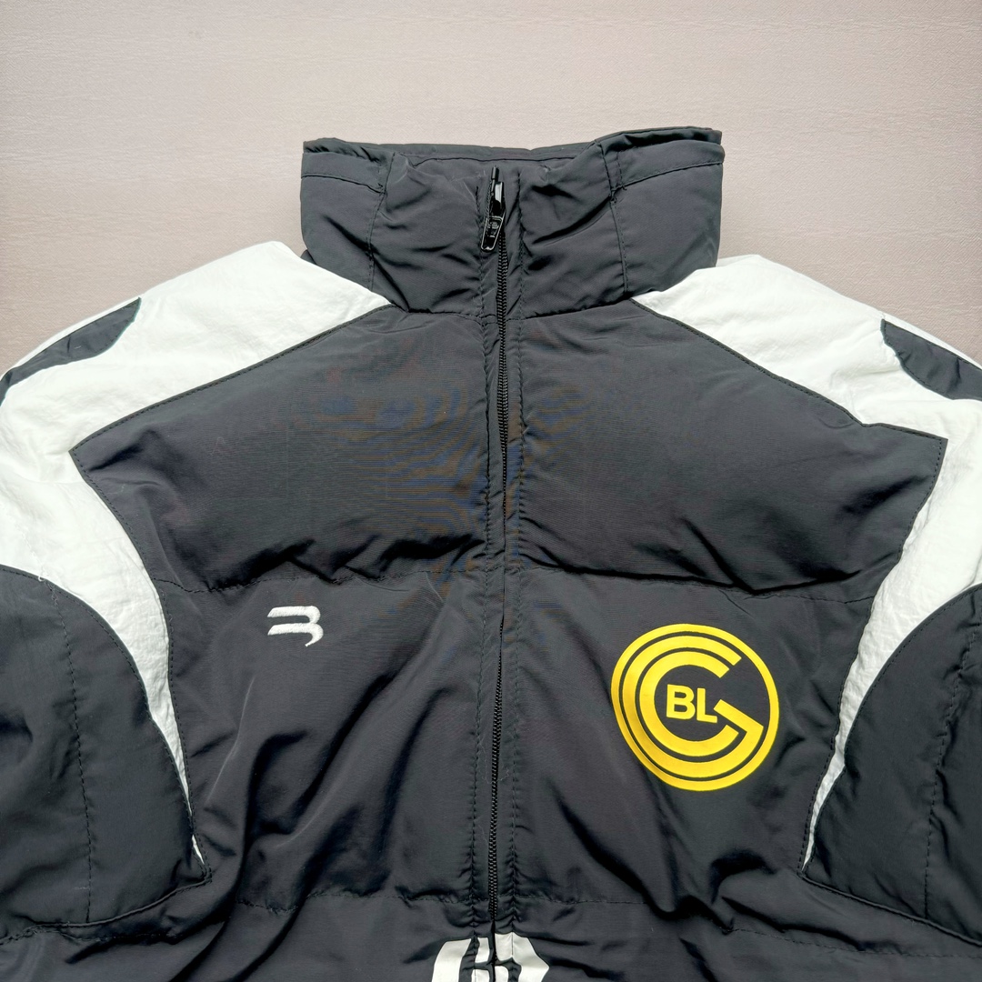 图片[4]-Balenciaga 巴黎世家10号曼联队足球拼接刺绣Logo字母立领拉链长袖夹克外套 原21800购入 前幅搭配两个经典手插袋完善整体 采用锁扣标志拉链 锁扣标志双向拉链头设计 左袖口带有新定制足球刺绣徽章 里布采用定染加密平纹布 前短后长设计 走线平直 开模双孔弹力猪鼻扣 每一处细节都严格遵循原版 后幅原版开模刻字膜烫画 字母图案处采用柯式烫画热压至衣身表面 每件都由师傅纯手工定位激光定位剪裁 前幅印花需左右对称 搭配进口百灵达刺绣机出品 拼接设计剪裁 做工相当费时 需要人工不断换同色线缝纫 拼接立领 双层用料整体由47块裁片组成出品极慢 充棉量饱满蓬松 尺码：42 44 46-选品中心