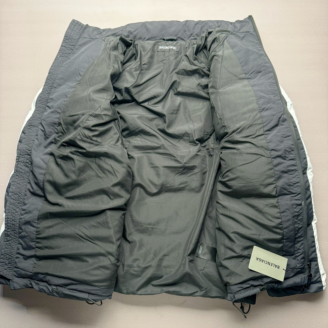 图片[3]-Balenciaga 巴黎世家10号曼联队足球拼接刺绣Logo字母立领拉链长袖夹克外套 原21800购入 前幅搭配两个经典手插袋完善整体 采用锁扣标志拉链 锁扣标志双向拉链头设计 左袖口带有新定制足球刺绣徽章 里布采用定染加密平纹布 前短后长设计 走线平直 开模双孔弹力猪鼻扣 每一处细节都严格遵循原版 后幅原版开模刻字膜烫画 字母图案处采用柯式烫画热压至衣身表面 每件都由师傅纯手工定位激光定位剪裁 前幅印花需左右对称 搭配进口百灵达刺绣机出品 拼接设计剪裁 做工相当费时 需要人工不断换同色线缝纫 拼接立领 双层用料整体由47块裁片组成出品极慢 充棉量饱满蓬松 尺码：42 44 46-选品中心