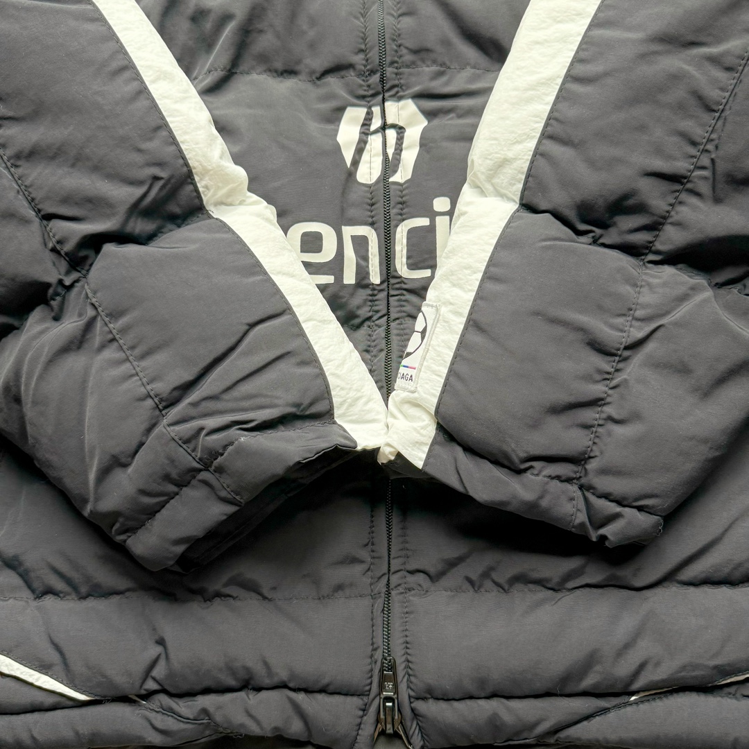 图片[6]-Balenciaga 巴黎世家10号曼联队足球拼接刺绣Logo字母立领拉链长袖夹克外套 原21800购入 前幅搭配两个经典手插袋完善整体 采用锁扣标志拉链 锁扣标志双向拉链头设计 左袖口带有新定制足球刺绣徽章 里布采用定染加密平纹布 前短后长设计 走线平直 开模双孔弹力猪鼻扣 每一处细节都严格遵循原版 后幅原版开模刻字膜烫画 字母图案处采用柯式烫画热压至衣身表面 每件都由师傅纯手工定位激光定位剪裁 前幅印花需左右对称 搭配进口百灵达刺绣机出品 拼接设计剪裁 做工相当费时 需要人工不断换同色线缝纫 拼接立领 双层用料整体由47块裁片组成出品极慢 充棉量饱满蓬松 尺码：42 44 46-选品中心