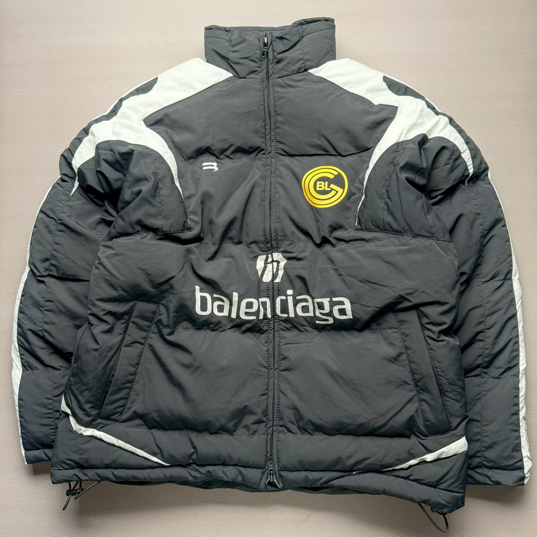 Balenciaga 巴黎世家10号曼联队足球拼接刺绣Logo字母立领拉链长袖夹克外套 原21800购入 前幅搭配两个经典手插袋完善整体 采用锁扣标志拉链 锁扣标志双向拉链头设计 左袖口带有新定制足球刺绣徽章 里布采用定染加密平纹布 前短后长设计 走线平直 开模双孔弹力猪鼻扣 每一处细节都严格遵循原版 后幅原版开模刻字膜烫画 字母图案处采用柯式烫画热压至衣身表面 每件都由师傅纯手工定位激光定位剪裁 前幅印花需左右对称 搭配进口百灵达刺绣机出品 拼接设计剪裁 做工相当费时 需要人工不断换同色线缝纫 拼接立领 双层用料整体由47块裁片组成出品极慢 充棉量饱满蓬松 尺码：42 44 46-选品中心