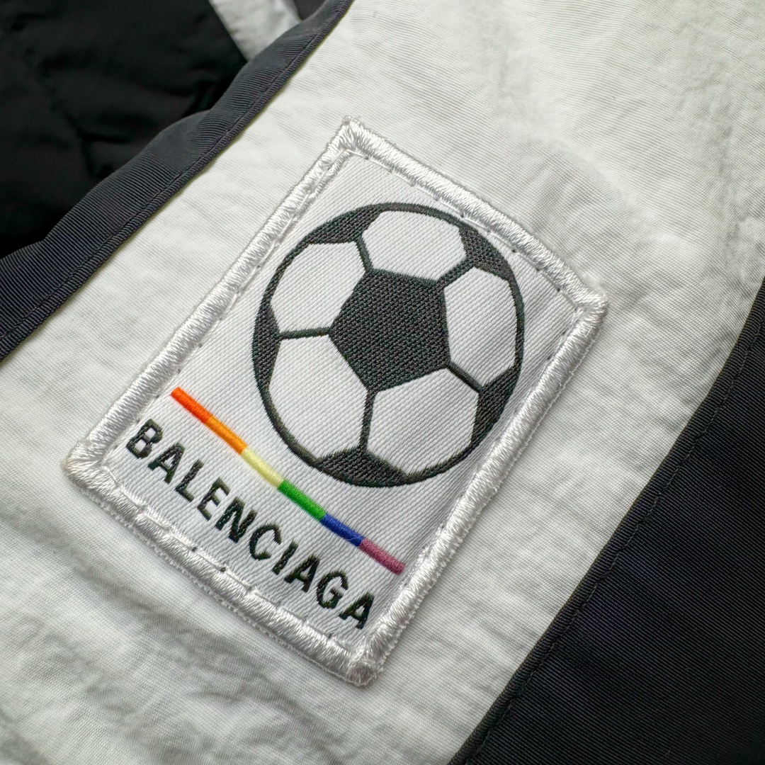 图片[11]-Balenciaga 巴黎世家10号曼联队足球拼接刺绣Logo字母立领拉链长袖夹克外套 原21800购入 前幅搭配两个经典手插袋完善整体 采用锁扣标志拉链 锁扣标志双向拉链头设计 左袖口带有新定制足球刺绣徽章 里布采用定染加密平纹布 前短后长设计 走线平直 开模双孔弹力猪鼻扣 每一处细节都严格遵循原版 后幅原版开模刻字膜烫画 字母图案处采用柯式烫画热压至衣身表面 每件都由师傅纯手工定位激光定位剪裁 前幅印花需左右对称 搭配进口百灵达刺绣机出品 拼接设计剪裁 做工相当费时 需要人工不断换同色线缝纫 拼接立领 双层用料整体由47块裁片组成出品极慢 充棉量饱满蓬松 尺码：42 44 46-选品中心