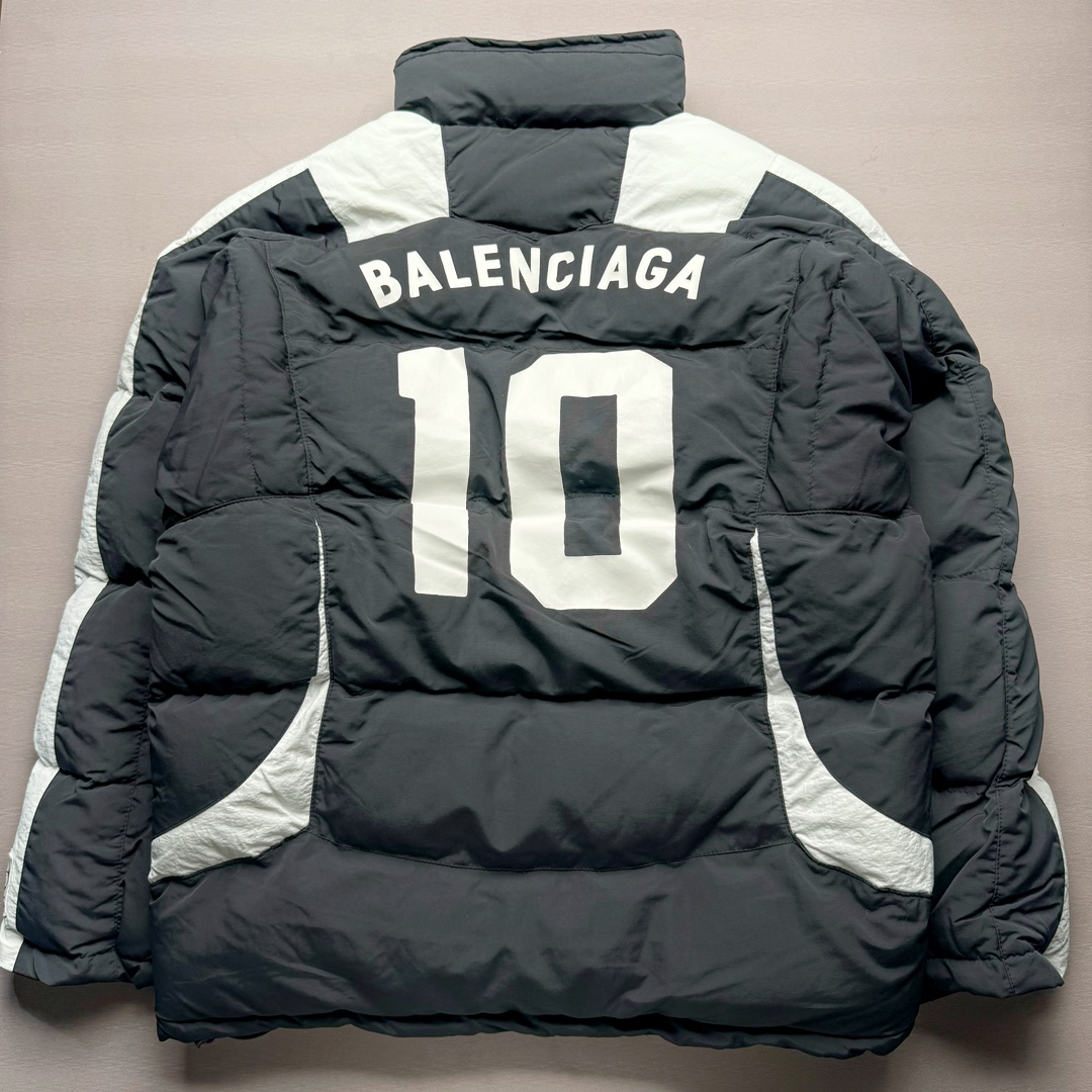 图片[2]-Balenciaga 巴黎世家10号曼联队足球拼接刺绣Logo字母立领拉链长袖夹克外套 原21800购入 前幅搭配两个经典手插袋完善整体 采用锁扣标志拉链 锁扣标志双向拉链头设计 左袖口带有新定制足球刺绣徽章 里布采用定染加密平纹布 前短后长设计 走线平直 开模双孔弹力猪鼻扣 每一处细节都严格遵循原版 后幅原版开模刻字膜烫画 字母图案处采用柯式烫画热压至衣身表面 每件都由师傅纯手工定位激光定位剪裁 前幅印花需左右对称 搭配进口百灵达刺绣机出品 拼接设计剪裁 做工相当费时 需要人工不断换同色线缝纫 拼接立领 双层用料整体由47块裁片组成出品极慢 充棉量饱满蓬松 尺码：42 44 46-选品中心