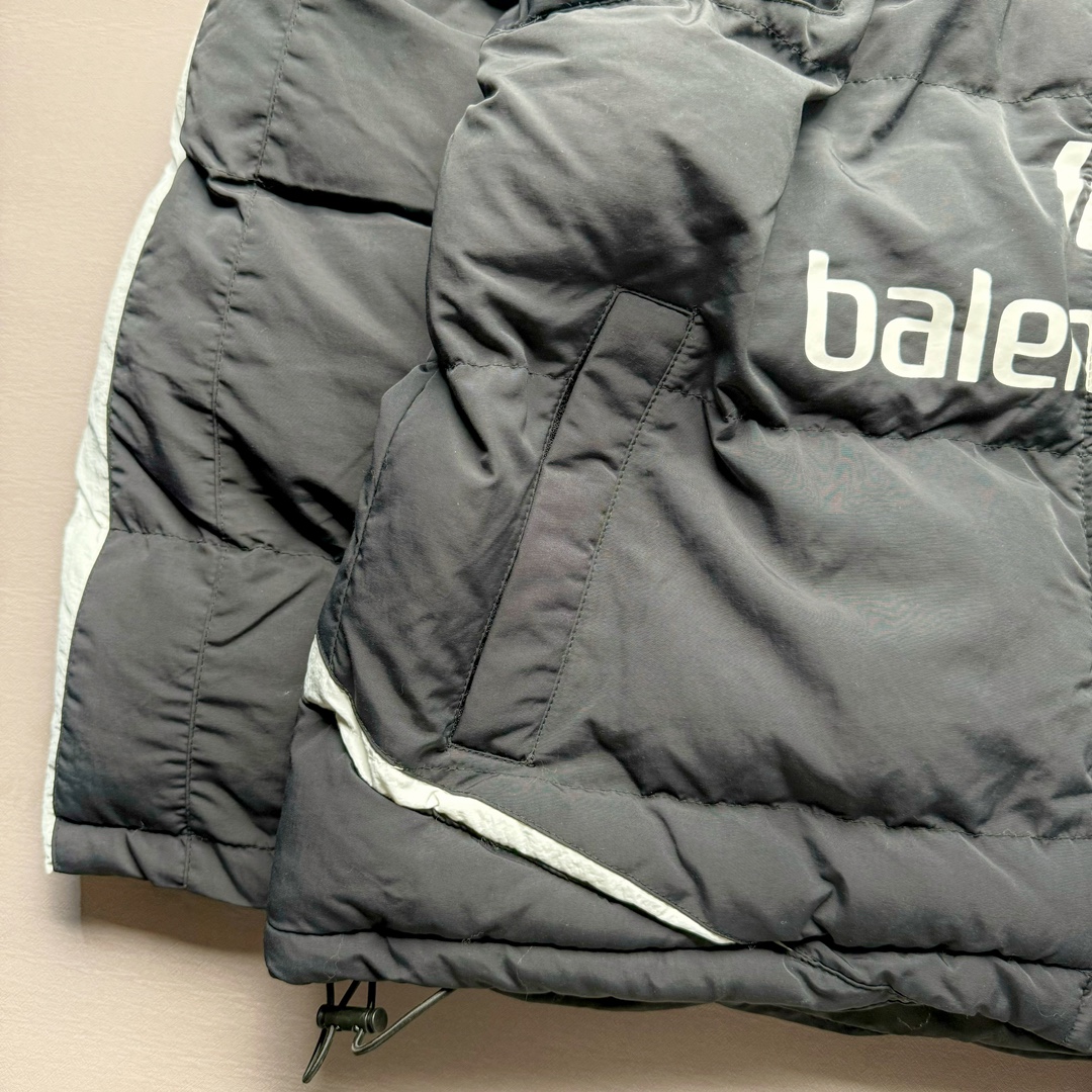 图片[10]-Balenciaga 巴黎世家10号曼联队足球拼接刺绣Logo字母立领拉链长袖夹克外套 原21800购入 前幅搭配两个经典手插袋完善整体 采用锁扣标志拉链 锁扣标志双向拉链头设计 左袖口带有新定制足球刺绣徽章 里布采用定染加密平纹布 前短后长设计 走线平直 开模双孔弹力猪鼻扣 每一处细节都严格遵循原版 后幅原版开模刻字膜烫画 字母图案处采用柯式烫画热压至衣身表面 每件都由师傅纯手工定位激光定位剪裁 前幅印花需左右对称 搭配进口百灵达刺绣机出品 拼接设计剪裁 做工相当费时 需要人工不断换同色线缝纫 拼接立领 双层用料整体由47块裁片组成出品极慢 充棉量饱满蓬松 尺码：42 44 46-选品中心