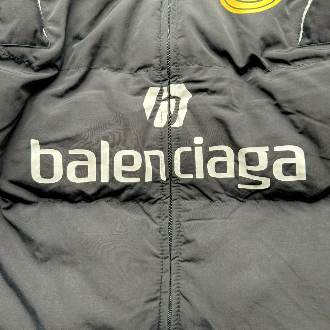 图片[5]-Balenciaga 巴黎世家10号曼联队足球拼接刺绣Logo字母立领拉链长袖夹克外套 原21800购入 前幅搭配两个经典手插袋完善整体 采用锁扣标志拉链 锁扣标志双向拉链头设计 左袖口带有新定制足球刺绣徽章 里布采用定染加密平纹布 前短后长设计 走线平直 开模双孔弹力猪鼻扣 每一处细节都严格遵循原版 后幅原版开模刻字膜烫画 字母图案处采用柯式烫画热压至衣身表面 每件都由师傅纯手工定位激光定位剪裁 前幅印花需左右对称 搭配进口百灵达刺绣机出品 拼接设计剪裁 做工相当费时 需要人工不断换同色线缝纫 拼接立领 双层用料整体由47块裁片组成出品极慢 充棉量饱满蓬松 尺码：42 44 46-选品中心