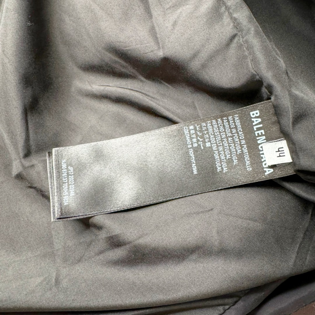 图片[13]-Balenciaga 巴黎世家10号曼联队足球拼接刺绣Logo字母立领拉链长袖夹克外套 原21800购入 前幅搭配两个经典手插袋完善整体 采用锁扣标志拉链 锁扣标志双向拉链头设计 左袖口带有新定制足球刺绣徽章 里布采用定染加密平纹布 前短后长设计 走线平直 开模双孔弹力猪鼻扣 每一处细节都严格遵循原版 后幅原版开模刻字膜烫画 字母图案处采用柯式烫画热压至衣身表面 每件都由师傅纯手工定位激光定位剪裁 前幅印花需左右对称 搭配进口百灵达刺绣机出品 拼接设计剪裁 做工相当费时 需要人工不断换同色线缝纫 拼接立领 双层用料整体由47块裁片组成出品极慢 充棉量饱满蓬松 尺码：42 44 46-选品中心