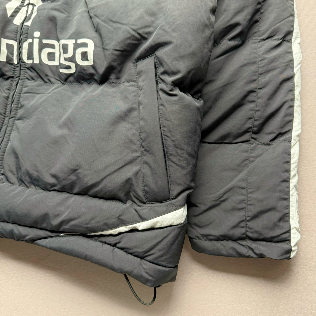 图片[7]-Balenciaga 巴黎世家10号曼联队足球拼接刺绣Logo字母立领拉链长袖夹克外套 原21800购入 前幅搭配两个经典手插袋完善整体 采用锁扣标志拉链 锁扣标志双向拉链头设计 左袖口带有新定制足球刺绣徽章 里布采用定染加密平纹布 前短后长设计 走线平直 开模双孔弹力猪鼻扣 每一处细节都严格遵循原版 后幅原版开模刻字膜烫画 字母图案处采用柯式烫画热压至衣身表面 每件都由师傅纯手工定位激光定位剪裁 前幅印花需左右对称 搭配进口百灵达刺绣机出品 拼接设计剪裁 做工相当费时 需要人工不断换同色线缝纫 拼接立领 双层用料整体由47块裁片组成出品极慢 充棉量饱满蓬松 尺码：42 44 46-选品中心