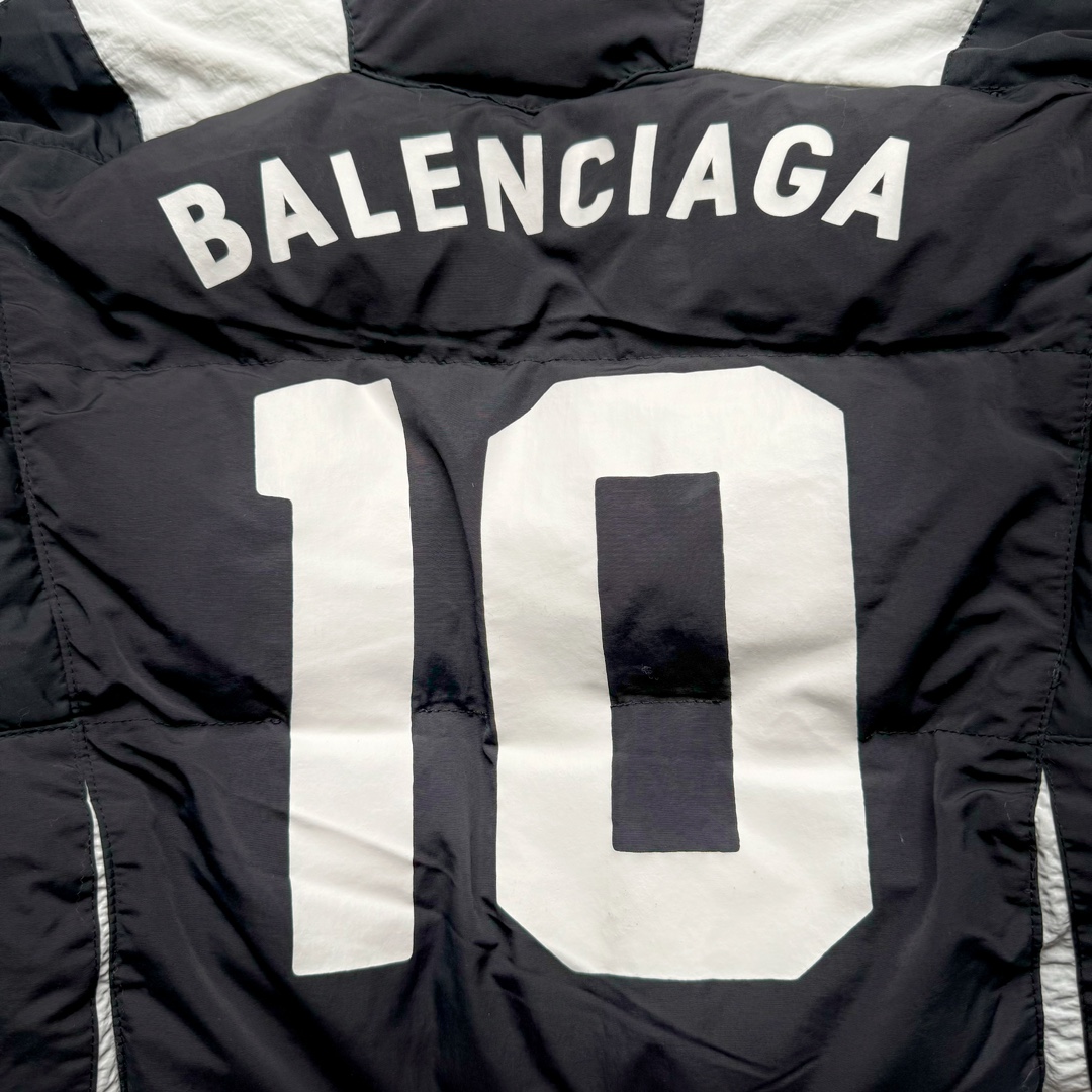 图片[8]-Balenciaga 巴黎世家10号曼联队足球拼接刺绣Logo字母立领拉链长袖夹克外套 原21800购入 前幅搭配两个经典手插袋完善整体 采用锁扣标志拉链 锁扣标志双向拉链头设计 左袖口带有新定制足球刺绣徽章 里布采用定染加密平纹布 前短后长设计 走线平直 开模双孔弹力猪鼻扣 每一处细节都严格遵循原版 后幅原版开模刻字膜烫画 字母图案处采用柯式烫画热压至衣身表面 每件都由师傅纯手工定位激光定位剪裁 前幅印花需左右对称 搭配进口百灵达刺绣机出品 拼接设计剪裁 做工相当费时 需要人工不断换同色线缝纫 拼接立领 双层用料整体由47块裁片组成出品极慢 充棉量饱满蓬松 尺码：42 44 46-选品中心