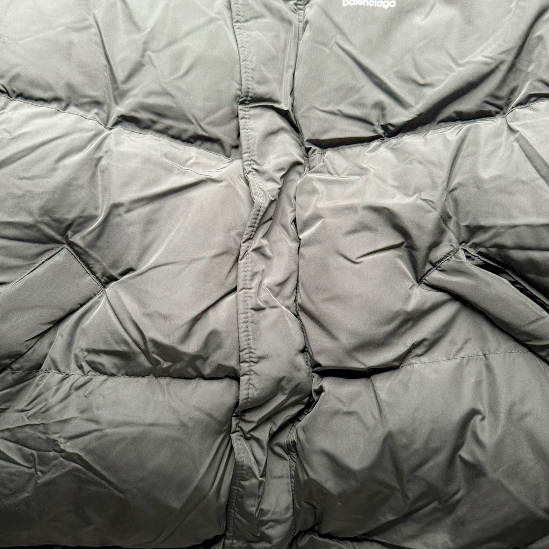 图片[9]-Adidas Originals x Balenciaga 巴黎世家三叶草联名款条纹饰Logo印花立领夹克外套面包服 原版第一时间2.3w购入开发 面料采用原版一致200D棉感记忆性面料 定制周期15天 后期做了原版一致过胶工艺 完美的防水去污 内里采用400D双层胆布外加双层针棉 内里填充800g新疆长绒棉 整件衣服的包裹性保暖性 极其之高 单间最小码重量4斤 印花采用日本进口胶浆印花后期做了仿生华工艺 定制五金 新款五金全部开版定制 松紧绳原版一致带logo印花 真正还原原滋原味 区别市面垃圾版本 尺码：S M L-选品中心