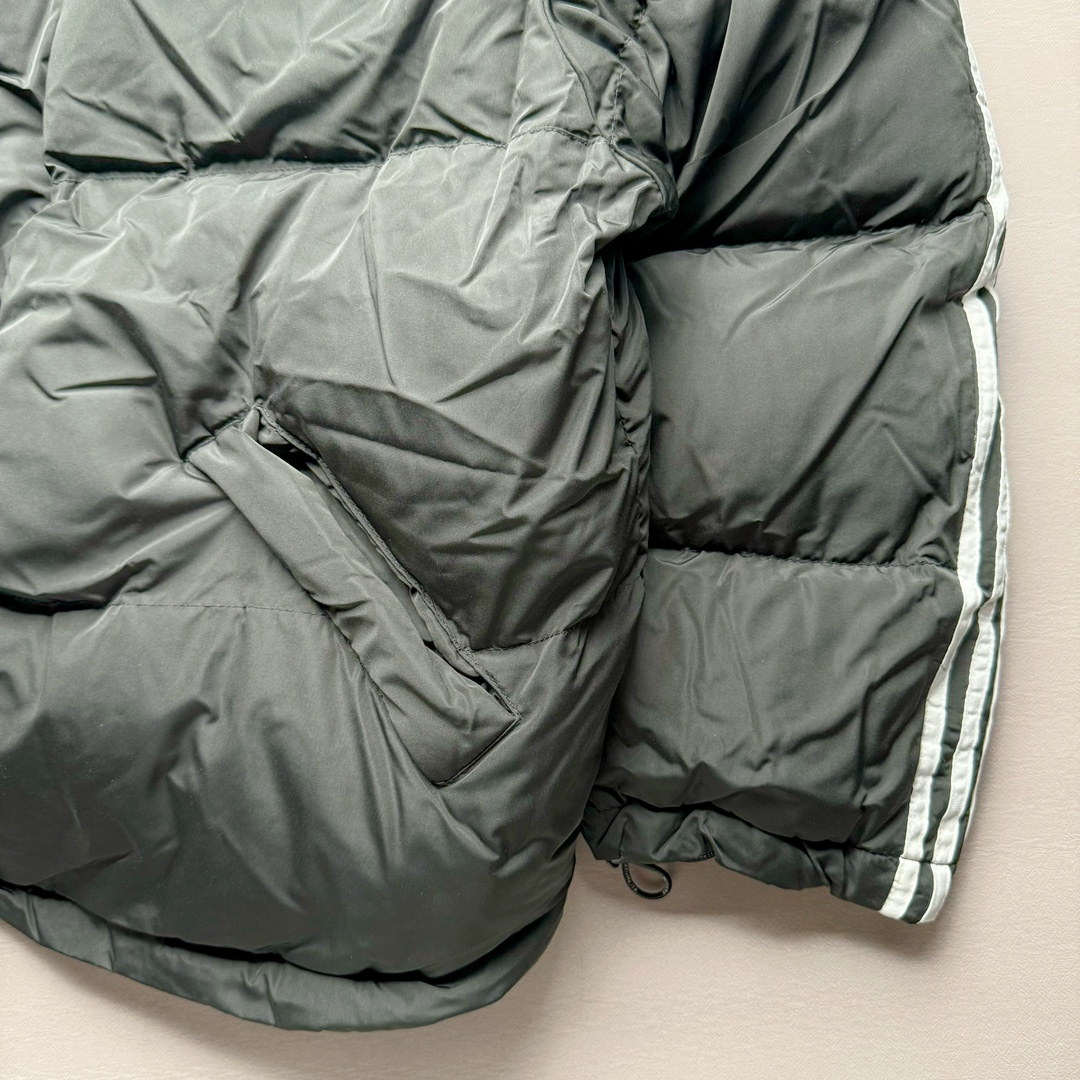 图片[6]-Adidas Originals x Balenciaga 巴黎世家三叶草联名款条纹饰Logo印花立领夹克外套面包服 原版第一时间2.3w购入开发 面料采用原版一致200D棉感记忆性面料 定制周期15天 后期做了原版一致过胶工艺 完美的防水去污 内里采用400D双层胆布外加双层针棉 内里填充800g新疆长绒棉 整件衣服的包裹性保暖性 极其之高 单间最小码重量4斤 印花采用日本进口胶浆印花后期做了仿生华工艺 定制五金 新款五金全部开版定制 松紧绳原版一致带logo印花 真正还原原滋原味 区别市面垃圾版本 尺码：S M L-选品中心