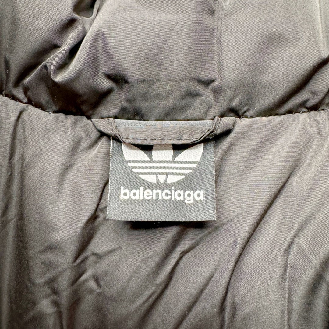 图片[4]-Adidas Originals x Balenciaga 巴黎世家三叶草联名款条纹饰Logo印花立领夹克外套面包服 原版第一时间2.3w购入开发 面料采用原版一致200D棉感记忆性面料 定制周期15天 后期做了原版一致过胶工艺 完美的防水去污 内里采用400D双层胆布外加双层针棉 内里填充800g新疆长绒棉 整件衣服的包裹性保暖性 极其之高 单间最小码重量4斤 印花采用日本进口胶浆印花后期做了仿生华工艺 定制五金 新款五金全部开版定制 松紧绳原版一致带logo印花 真正还原原滋原味 区别市面垃圾版本 尺码：S M L-选品中心