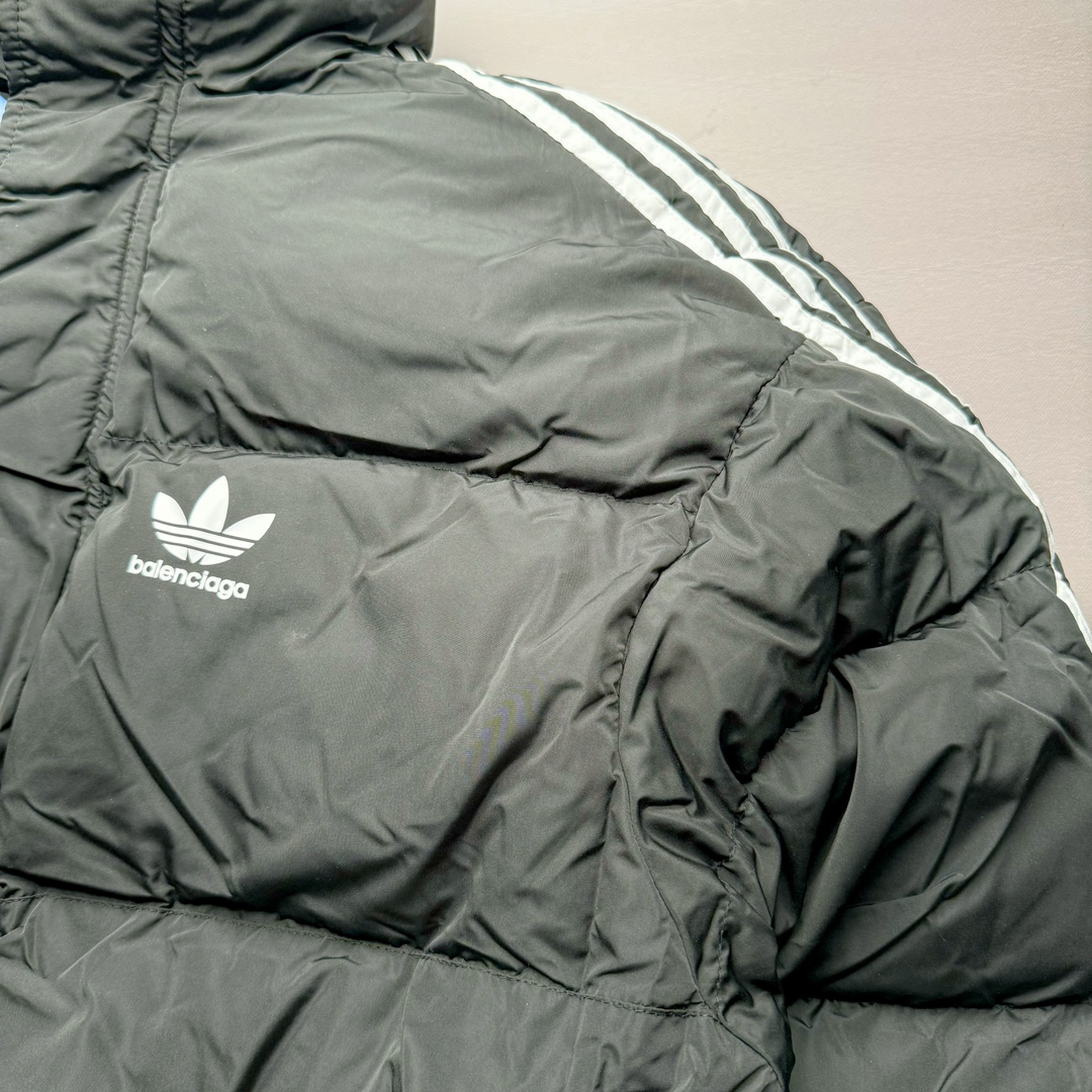 图片[5]-Adidas Originals x Balenciaga 巴黎世家三叶草联名款条纹饰Logo印花立领夹克外套面包服 原版第一时间2.3w购入开发 面料采用原版一致200D棉感记忆性面料 定制周期15天 后期做了原版一致过胶工艺 完美的防水去污 内里采用400D双层胆布外加双层针棉 内里填充800g新疆长绒棉 整件衣服的包裹性保暖性 极其之高 单间最小码重量4斤 印花采用日本进口胶浆印花后期做了仿生华工艺 定制五金 新款五金全部开版定制 松紧绳原版一致带logo印花 真正还原原滋原味 区别市面垃圾版本 尺码：S M L-选品中心